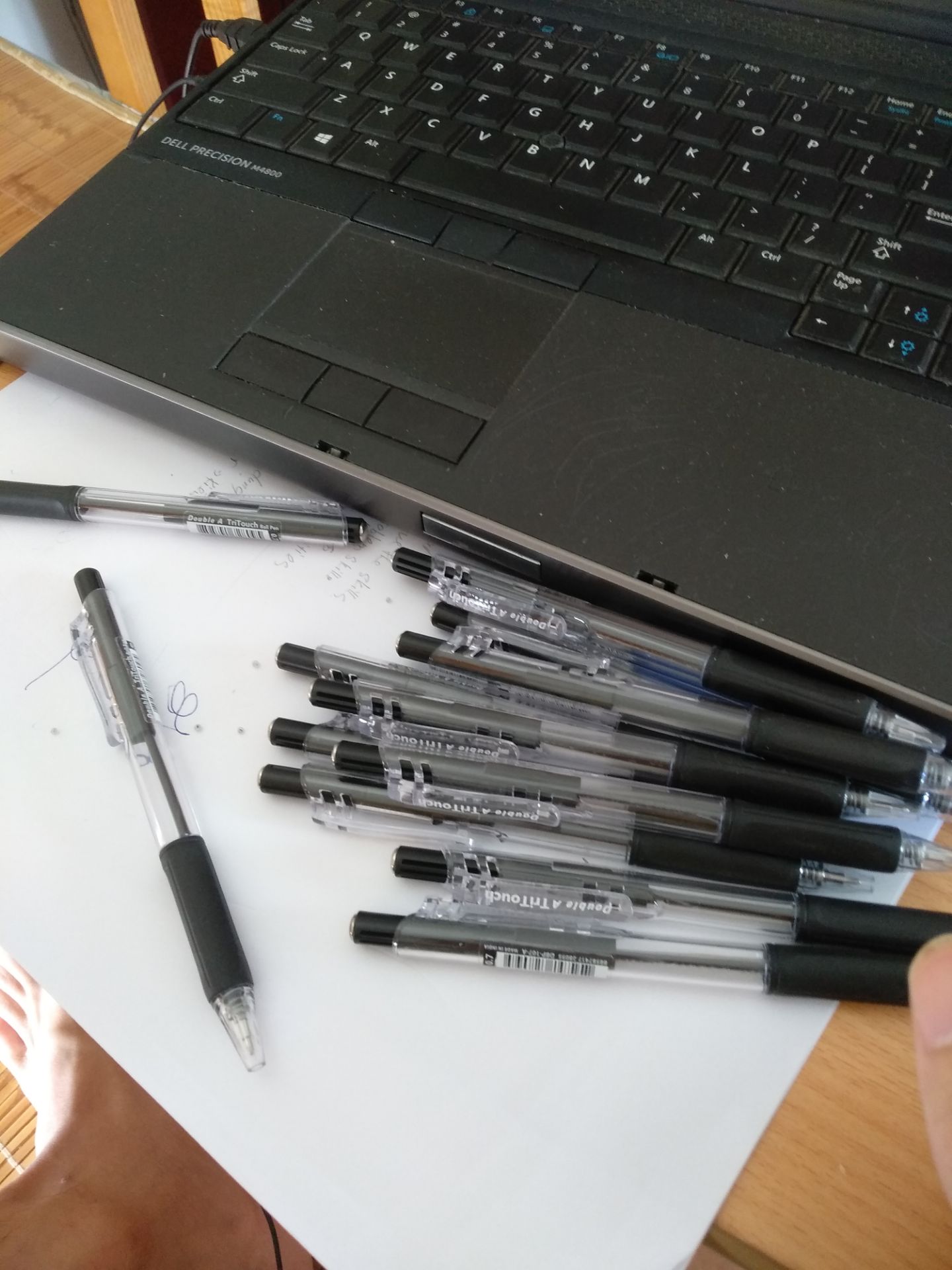 một hộp 12 cây, không một cây nào viết được :) tiki k up dc video lên nhỉ, k thì t cũng quay video cho rõ hơn r. Mộy hộp 12 cây bút KHÔNG VIẾT ĐƯỢC CÁI NÀO