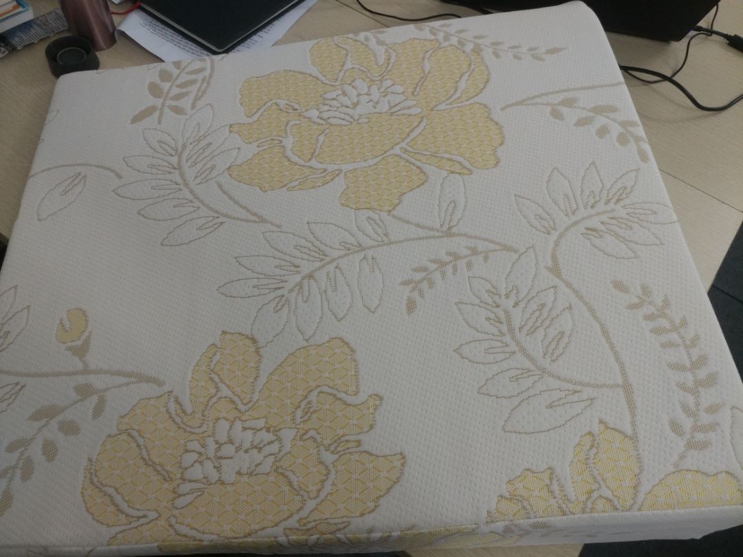 Gối đúng như shop mô tả, 2 lớp vỏ có khóa kéo, ruột là mút đệm mịn loại xịn nằm thấy khá thoải mái. Mình đã tham khảo nhiều bên trước khi mua vẫn thấy mua của Ema này là ổn nhất