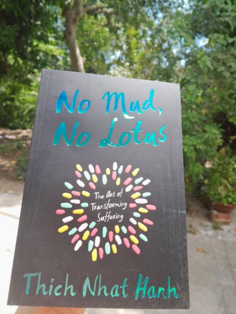 Không đọc sách này thì đọc sách gì haha trong thế kỷ 21 này.
"Có bùn thì mới có Sen"
Ai cũng khao khát hạnh phúc Nhưng đôi khi hạnh phúc đó là gì? Là kỳ vọng, là bám chấp, là không có thật như ta tưởng.
Vậy hạnh phúc thật sự ở đâu, chính là trong những lúc đau khổ .
Như hai mặt của một vấn đề
Mình thích chữ "nhìn sâu" - deep looking, seed of suffering (những hạt mầm của khổ đau) hoặc là cụm từ "chịu khổ thì hết khổ".
"We suffering much, much less".

Đúng là mình mua sách này khi mình đang có đau khổ nhưng đồng thời mình cũng hạnh phúc như chưa bao giờ mình nhận ra trong mấy chục năm nay.

Cảm ơn Tiki và nhiều cơ duyên đã giúp cho mình mua được quyển sách với giá khuyến mãi.