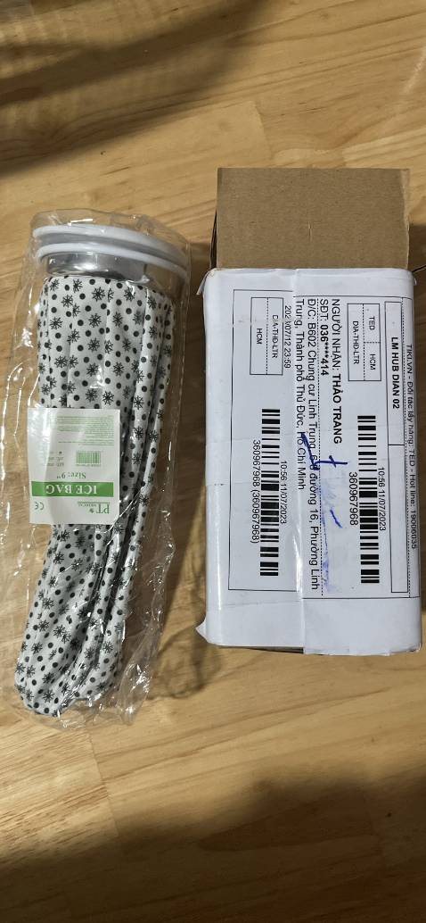 Ban đầu mình đặt hàng 2 túi chườm lạnh này, shop giao trễ và giao thành 2 túi chườm nóng. Mình ₫ã yêu cầu đổi hàng (vì số lượng 2sp cùng 1 đơn nên mình ko rõ việc phải chọn số lượng sp đổi trả là 2 khi thao tác trên app, nhưng mình trả đủ 2 túi chườm nóng), shop nhận hàng và tạo lại đơn mới chỉ 1 sp. Rất ko hài lòng về cách xử lý đơn của shop này.