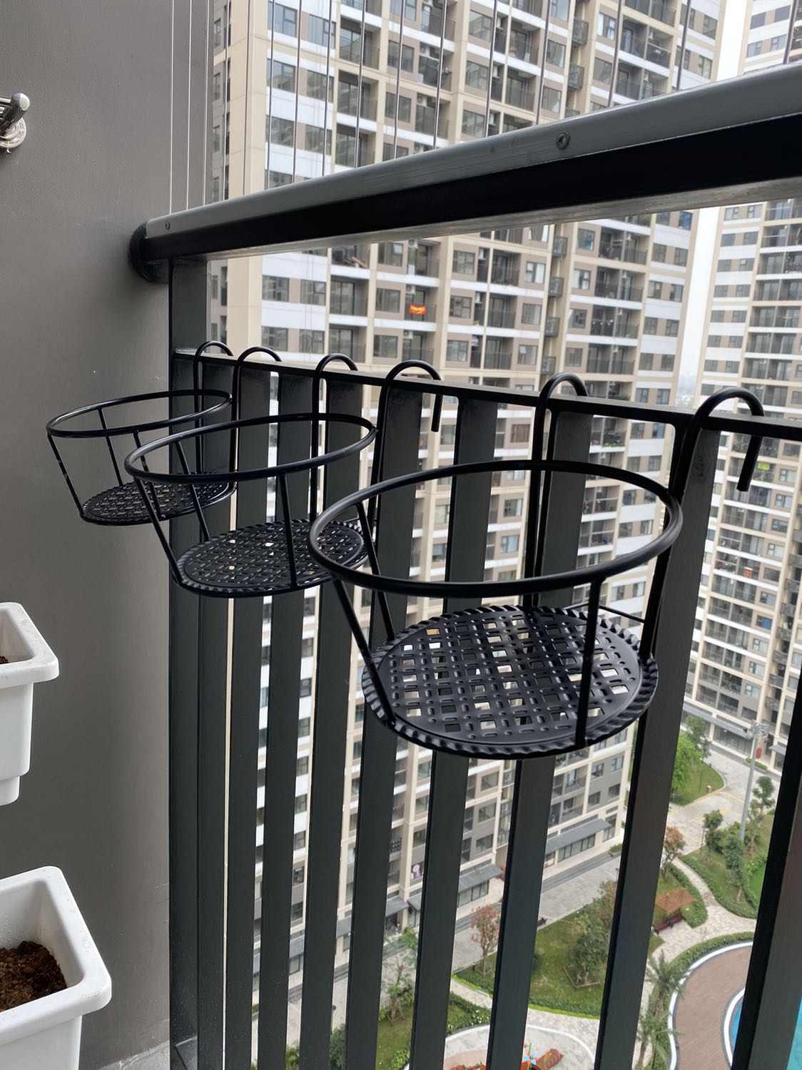 Shop gói đẹp chắc chắn, đủ hàng, giao nhanh 
Giỏ chất lượng tốt, có chỗ chóc sơn nhưng chắc ko tránh khỏi