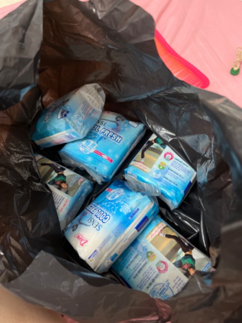 Giao đủ, bao bì hơi dơ tí…. shop gói hàng trong 1 cái bọc đen như thế này… hi vọng ko phải hàng nhái :))) loại này thì xài ok thơm và mát haha