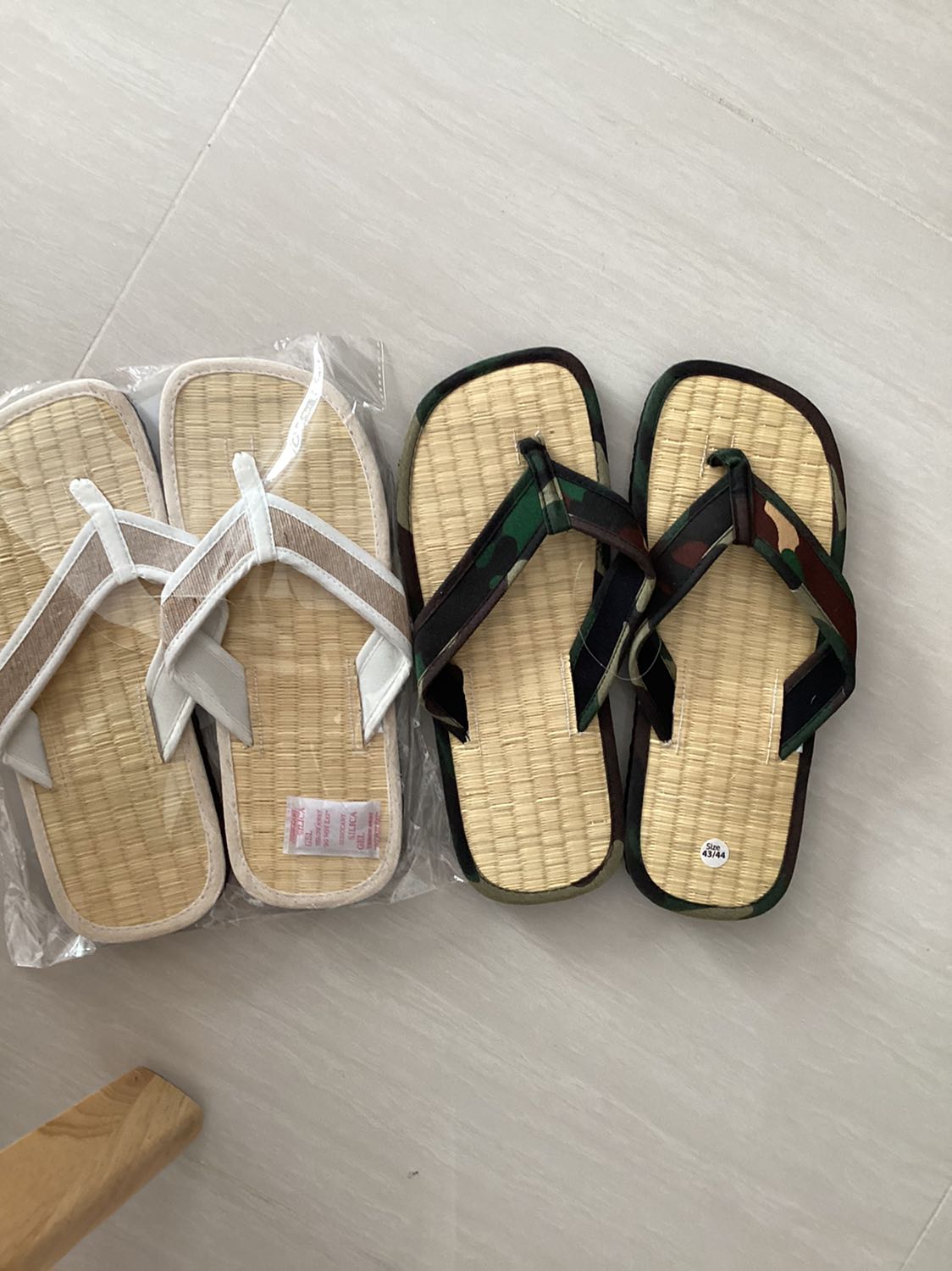 Size 43/44, Dép vừa chân; tuy dép không nghe nhiều mùi quế như mong đợi nhưng mình cho shop 5 sao khi trả lời nhiệt tình và tăng size cho mình so với thực tế (vì trên hệ thoongs ko chọn được size lớn hơn)