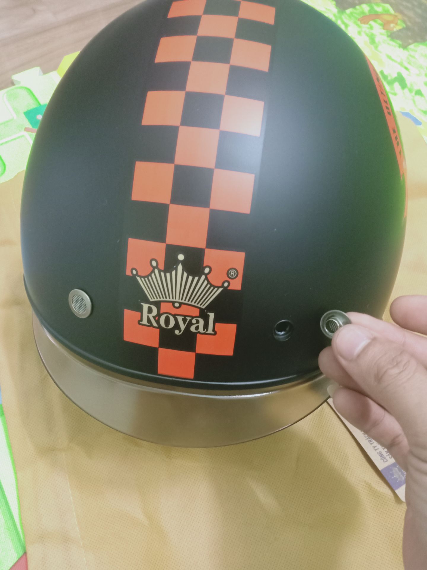 Mình mới nhận sản phẩm có đánh giá sau:
- Qun sát tổng thể tạm đc, nhưng sâu về chi tiết thì ko ổn, mấy cái nút như trên hình rất dễ bung (mà bung thì bụi sẽ vào, mưa sẽ lọt, mới về đã bung 2 cái), liên kết giữa các phần vải, xốp rất hời hợt.
- Chất lượng chắc phải sử dụng lâu mới biết đc, nhưng với mức giá này thì mình thấy ko ưng với sản phẩm, thật ra nếu có mình sẽ đánh giá 3sao rưỡi