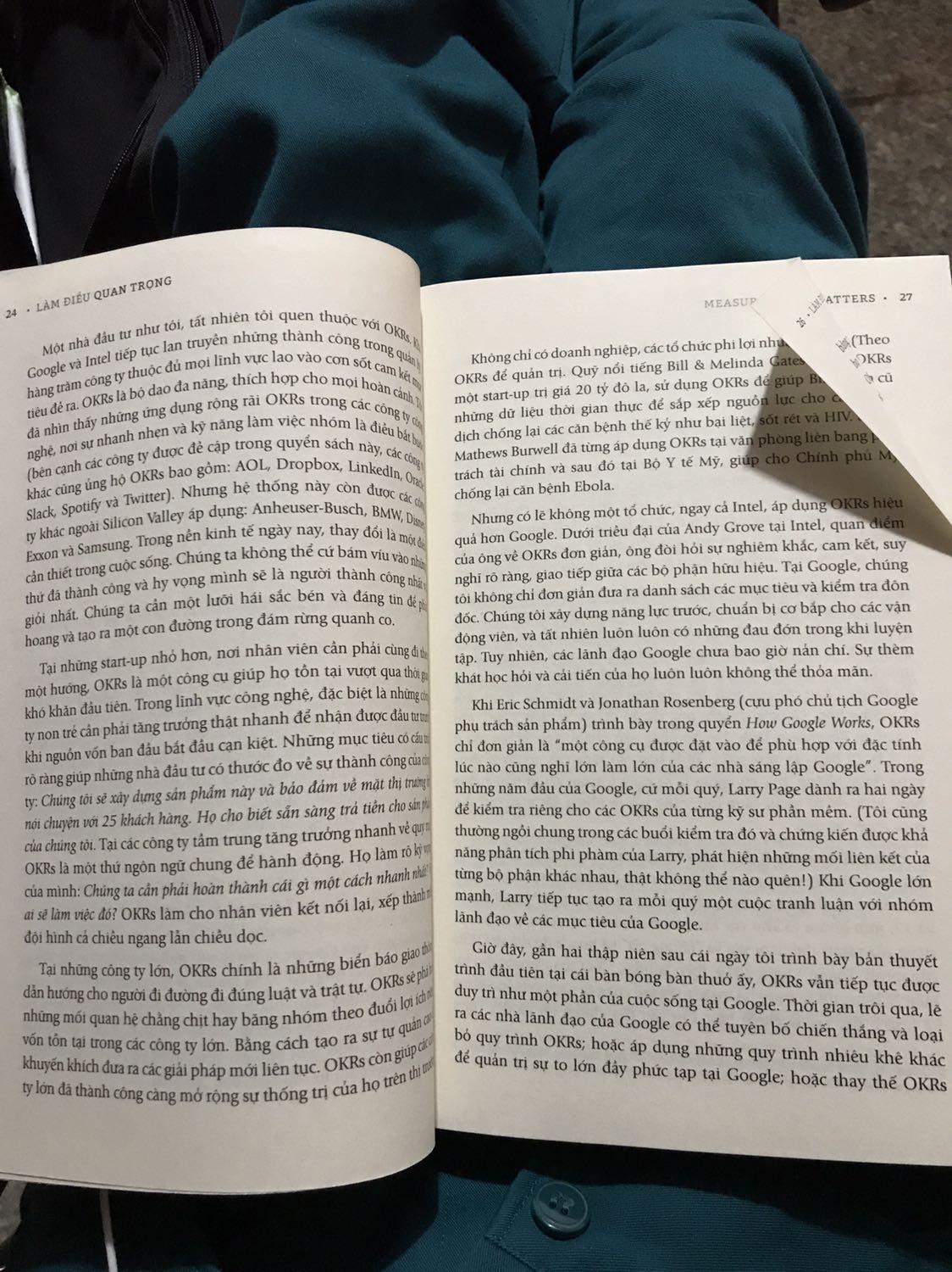 NGHI VẤN SÁCH GIẢ - cần TIKI giải đáp
Về nội dung thì có lẽ dòng sách ko phù hợp với mình nên thấy khô khan, đọc như tường trình. Đây là loại sách kể câu chuyện doanh nghiệp chứ không khái niệm OKR, Ko biết là do dịch thuật hay sao mà đọc thấy ngang ngang ko cuốn hút vào câu chuyện gì cả. Đọc như đọc báo vậy.
Điểm trừ lớn nhất là chất lượng sách. Cái bìa thì đẹp, nhưng ruột mỏng đến mức bề mặt giấy mốc bột giấy lên. Khiến cho chữ bị mốc, hình in bị mốc, cộng giấy kém chất lượng nên màu đục ko tương phản với chữ nên đọc xỉu lên xỉu xuống. Đọc chương 1 xong muốn buông xuôi luôn.
TÔI MUỐN ĐỔI TRẢ HÀNG