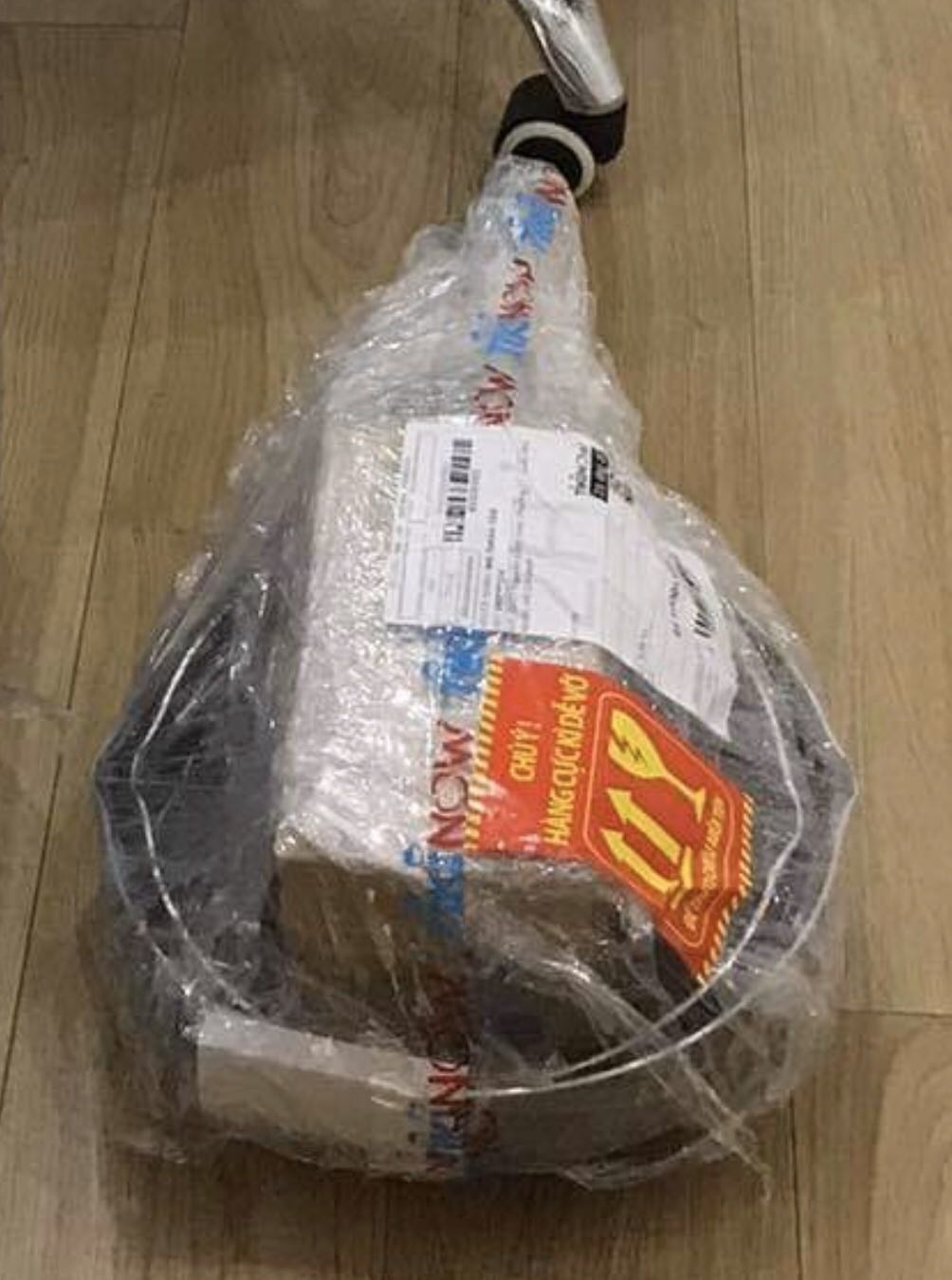 Tiki giao hàng nhanh nhưng cảm giác lần này Tiki đóng gói hơi sơ sài, chỉ quấn màng chít như này chứ không có thùng carton bảo vệ. Như thế rất dễ dẫn đến móp méo sản phẩm trong quá trình vận chuyển.
Tôi đặt chảo giúp đứa em, em ấy khen chảo dùng rất thích, chảo to sâu lòng nên chiên xào khá thoải mái.
Hàng Tefal chính hãng thì tốt rồi, độ bền phải chờ thời gian thôi. Tiki giao hàng nhanh nhưng cảm giác lần này Tiki đóng gói hơi sơ sài, chỉ quấn màng chít như này chứ không có thùng carton bảo vệ. Như thế rất dễ dẫn đến móp méo sản phẩm trong quá trình vận chuyển.
Tôi đặt chảo giúp đứa em, em ấy khen chảo dùng rất thích, chảo to sâu lòng nên chiên xào khá thoải mái.
Hàng Tefal chính hãng thì tốt rồi, độ bền phải chờ thời gian thôi.