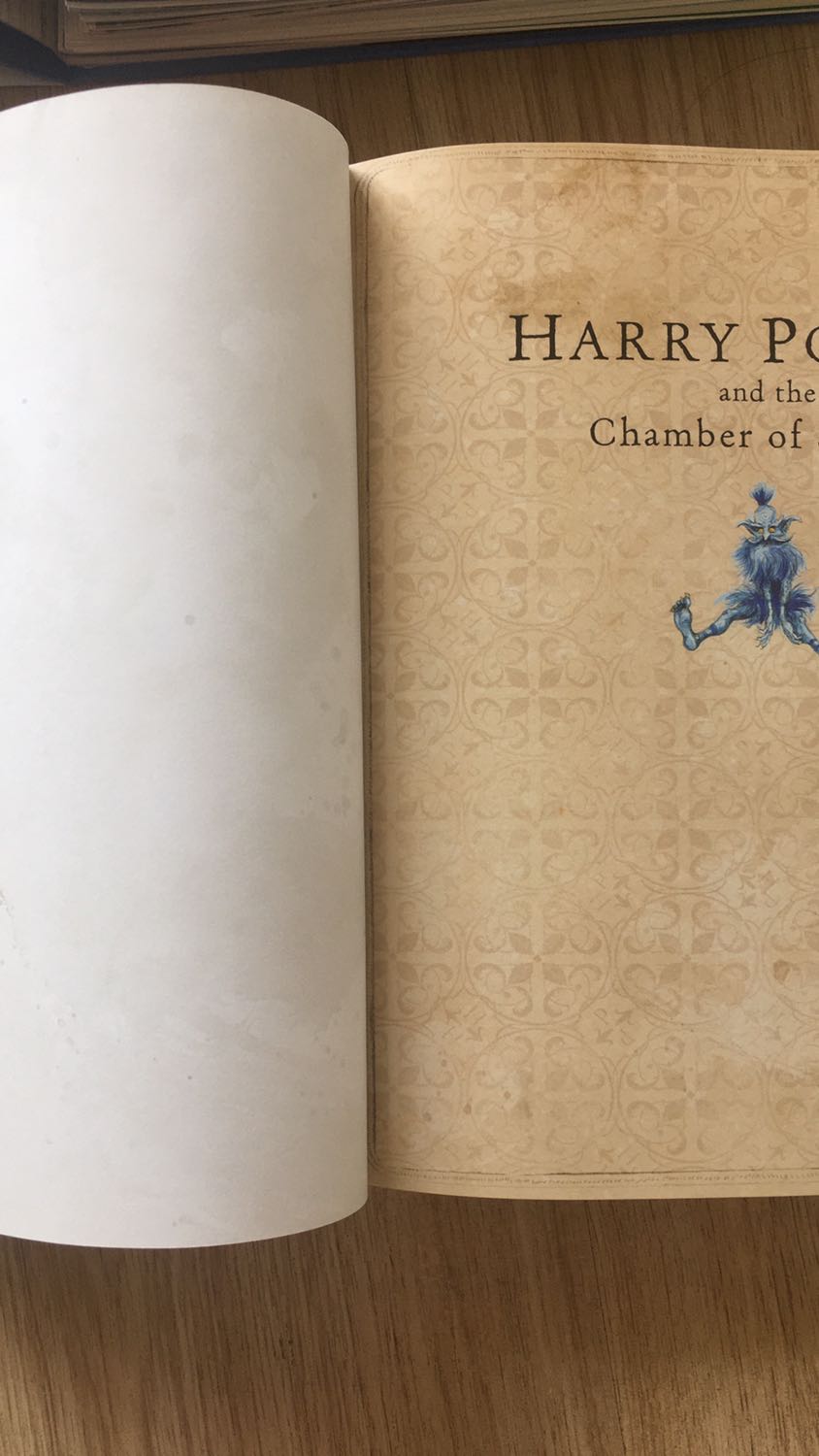 Dịch vụ giao hàng của Tiki ổn. Tuy nhiên sách đọc 1 vài bữa là bị long gáy. Tôi thấy đây là tình trạng chung của sách mua bản quyền in tại Việt Nam (bữa trước mua cuốn NK Chú bé nhút nhát bản Việt cũng vậy trong khi cũng bìa mềm mà bản Anh không sao). Do đó mọi người cân nhắc khi mua, nếu đọc được thì nên mua bản T Anh.