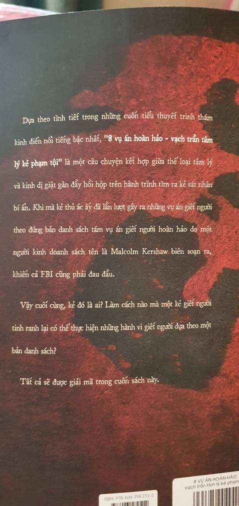 Sách dù không có bọc màng nhưng vẫn mới, không gặp vấn đề gì.
Sách khổ to, khá dày.
Có bookmark tặng kèm.
Giao hàng nhanh (mình ở HN).