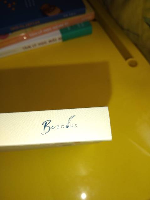 Tiki gói hàng đợt này dùng giấy bill để làm chống sốc(vài miếng) :)),tất cả sách đều bị gãy gáy nhưng với giá này thì chịu, giao nhanh chỉ mong lần sau dùng cái khác để chống sốc, và không bt khi giao hàng bị j mà hộp của mình rách 1 lỗ lớn,sách đã dập nay còn dập hơn :')