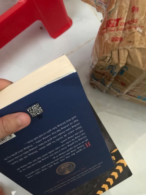 Sách hay mà lần này đặt sách mình cực kì thất vọng bên mảng đóng gói của tiki, cực kì sơ sài, nhận sách toàn bị nhăn nheo hết các góc như thế này đây, mình toàn đặt sách trên tiki mấy lần trước rất ổn nhưng lần này chê cực kì