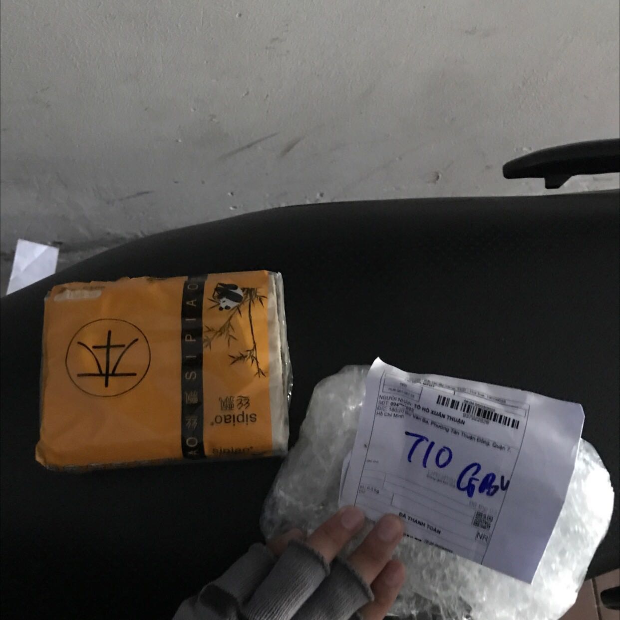 Giao găng tay mà thành khăn giấy Giao găng tay mà thành khăn giấy