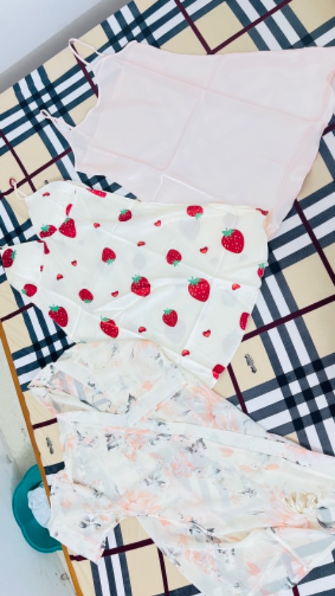 Nhận hàng thích lắm, vải thì lụa mềm bóng nhưng sang trọng dày vừa phải tôn dáng mềm mại, kèm mút che ti ngực khá là tiện lợi đáng mua ạ