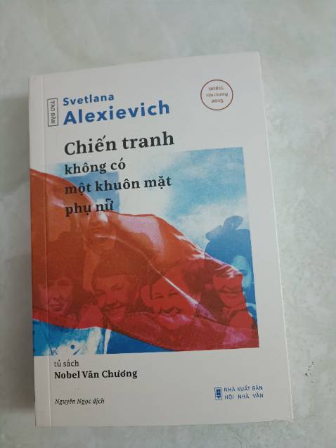Nội dung sách thì mình chưa đọc, mở sách ra thì có thêm 1 tờ bìa phụ màu đỏ rất đẹp, chất lượng giấy tốt, nhưng không hiểu sao cuốn sách của mình có một chỗ giống như bị lem mực. Góc sách bị nhăn một chút do quá trình vận chuyển, mình mua sách của Tiki mấy lần rồi, hầu như lần nào Tiki vận chuyển sách của mình cũng bị nhăn hết. Đành chấp nhận vậy.
