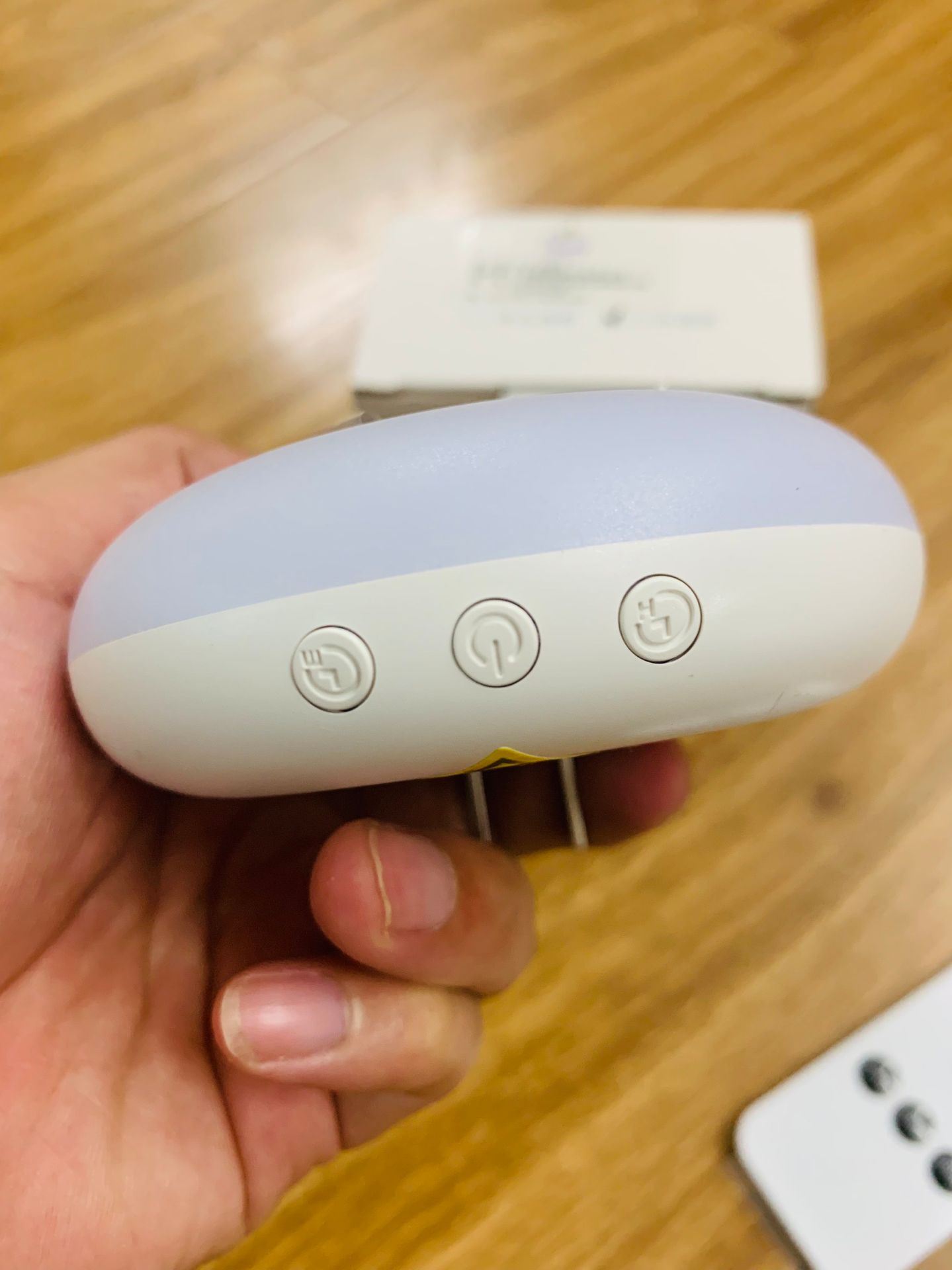 Đèn đẹp, nh cấp độ sáng theo sở thích, có remote nên tiện lắm, nhất là có cài hẹn giờ khá hay. Shop đóng gói cẩn thận, giao hàng nhanh. Sẽ uh thêm.