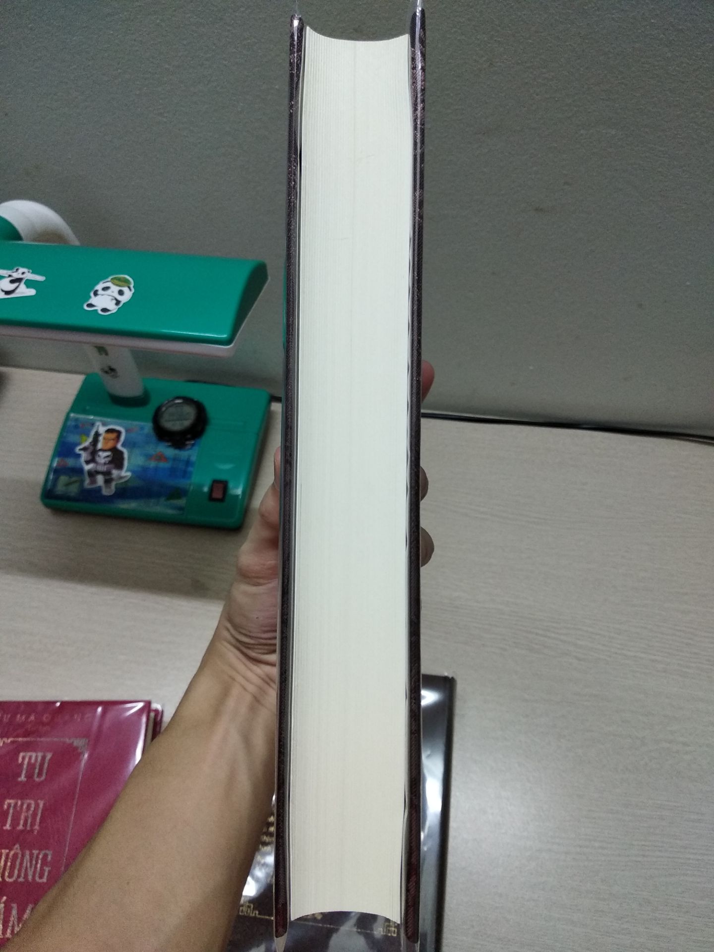 mình sẽ không bàn về nd vì nó quá nổi tiếng r, 1 bộ sử sách đem lại lượng thông tin rất lớn, đầy đủ về lịch sử trung quốc. Mình muốn nói ở đây là về chất giấy- tg đối tốt, bìa cứng bọc vải- đẹp, tuy nhiên mực in bìa rất dễ phai, mờ, dễ mất chữ, và hình như bên nhà sx ko khắc phục được. Mình bọc lại mong là giữ được lâu. Duy có một điểm không hài lòng là gáy sách, tệ vô cùng, lỏng lẻo, chán, nhà sách nên chọn nhà sản xuất sách khác đi