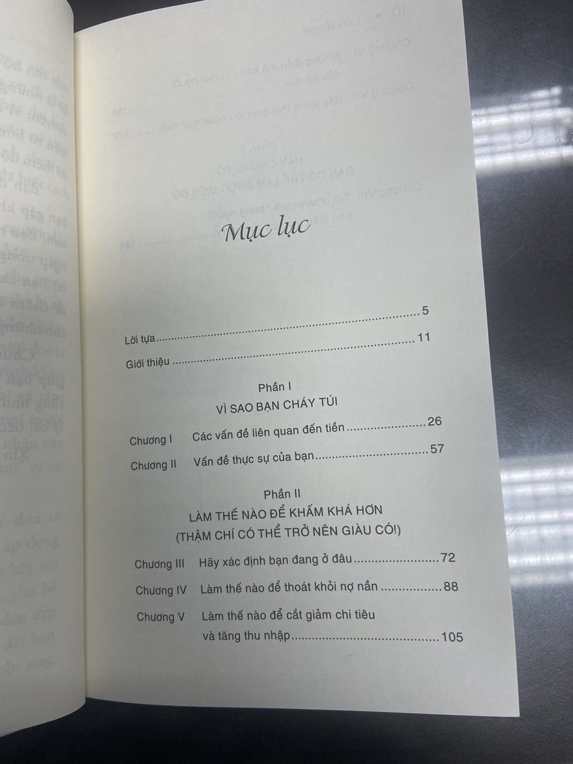 Tiki giao hàng nhanh tuy sách có hơi nhăn một chút. Về nội dung: sách dành cho những người hiện không có một đồng tiết kiệm nào trong tài khoản và thường xuyên đi mượn nợ trước khi nhận được lương. Có nhiều tips để sắp xếp lại các khoản chi tiêu và tránh xa những khoản tiêu dùng hoan phí. Sách đáng đọc cho những bạn trẻ mới bắt đầu đi làm lương thấp nhưng lại thích tiêu tiền để thể hiện bản thân hoặc sa đà vào những sở thích tốn kém. Tuy nhiên sách do tác giả người Mỹ viết nên có những cái ko phù hợp với Việt Nam và sách cũng viết lâu rồi nên có mấy thử lỗi thời. Tuy nhiên xét về bản chất tiêu dùng thì thời nào cũng như nhau. Có một vấn đề ở đây là có những người bị mắc kẹt ở tình trạng tiền thì không thiếu nhưng nhiều thì không có. Nên mua tài sản lớn thì không đủ mà cứ để đó thì tiền mất giá và dễ dùng tiền tầm bậy. Trường hợp này thì nên đọc sách về đầu tư nhiều hơn. Chúc mọi người tìm được quyển sách ưng ý