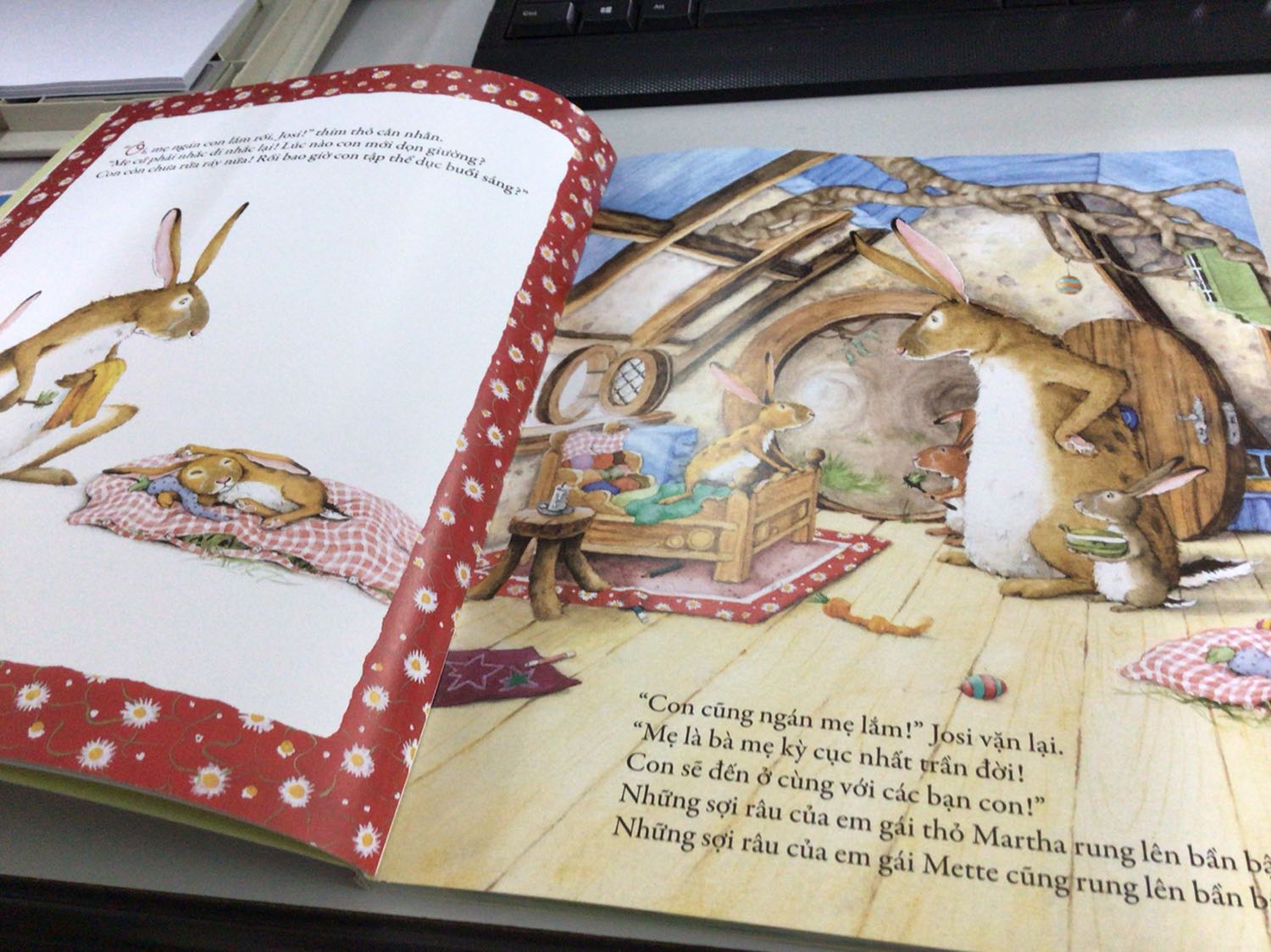 Cuốn sách hay tuyệt vời. Chất lượng giấy cũng tốt. Sách gồm 2 câu chuyển nhỏ xoay quanh nhân vật bé thỏ với mẹ và hai em gái. Câu chuyện nhẹ nhàng, tình cảm. Bé rất thích.