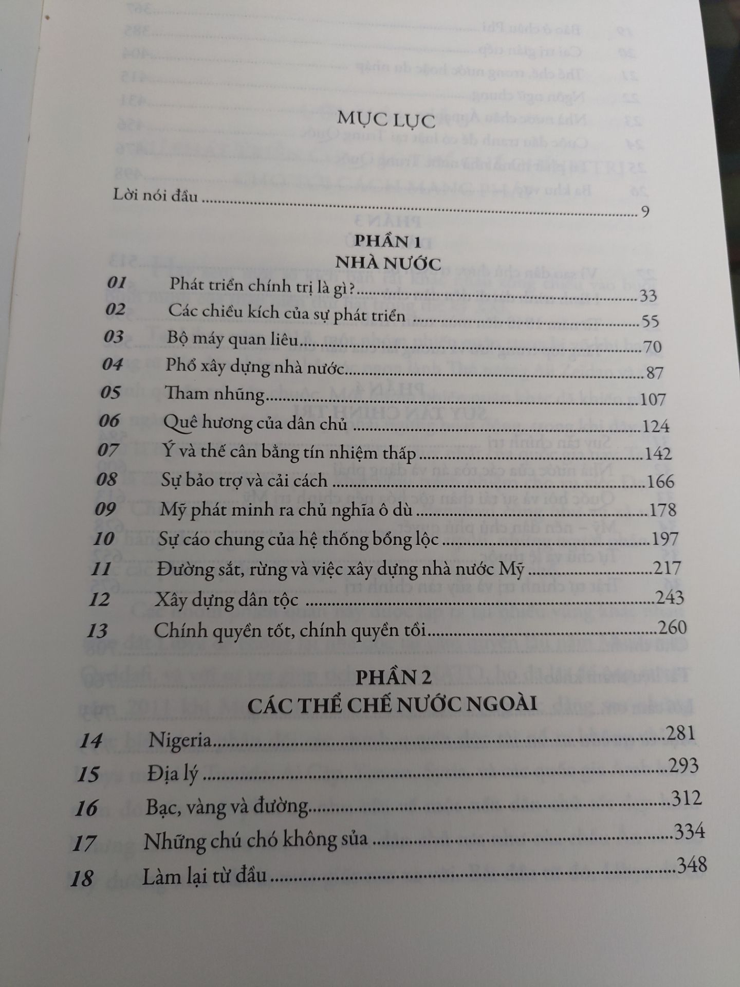 Nếu tập 1 là sự tập trung giải thích về chính trị thì tập 2 là những kiến giải của tác giả về việc hình thành, phát triển và vận hành của các nhà nước. Bằng việc khảo cứu một vài nước và khu vực trên thế giới, ông đã cho ta thấy những tác động to lớn của sự ổn định thể chế chính trị trong việc phát triển quốc gia. Trên cơ sở đó, người đọc sẽ có kiến giải cho câu hỏi: tại sao có những nước thành công trong việc hóa rồng? Bên cạnh đó, thái độ nghiêm túc của tác giả còn thể hiện ở việc ông dành gần 100 trang sách để chú giải và chỉ dẫn các mục đề tham khảo. Đây là quyển sách đáng đọc và suy ngẫm về các giá trị của nhà nước cũng như sự vận hành của nền dân chủ thế giới.