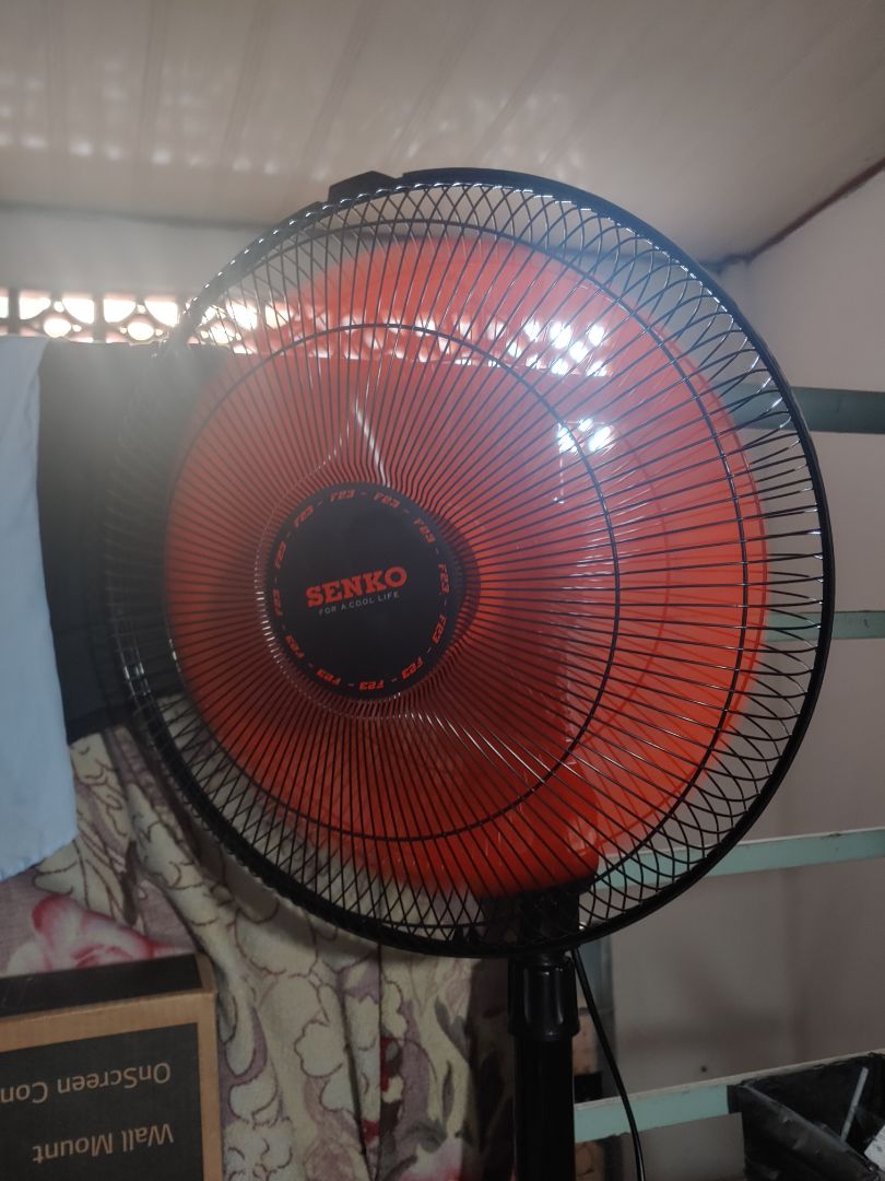 Shop giao hàng nhanh trưa hqua đặt là sáng hôm sau có hàng tốc độ ngang hoả tốc của *** luôn, đúng mẫu mã, bảo hành đầy đủ, quạt rất mát gió to không ồn, linh kiện còn mới rất cứng cáp, nguyên vẹn. Cho shop 5 sao liền ^^