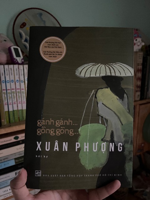 Một cuốn hồi ký ghi lại cuộc đời, một số phận, một kiếp người trong chiến tranh. Không chỉ là cuộc chiến nhân dân mà còn là cuộc đấu tranh giành quyền được sống, được làm mẹ, được làm con, được hết mình vì lý tưởng của bà. Nhờ bà mà mình thêm hiểu và thêm khâm phục người phụ nữ Việt Nam thế hệ trước và thầm biết ơn vì đất nước độc lập ngày hôm nay. Văn phong của bà dễ đọc, dễ nghiện, không rờm rà tình tiết mà đan xen mọi chuyện rất uyển chuyển.