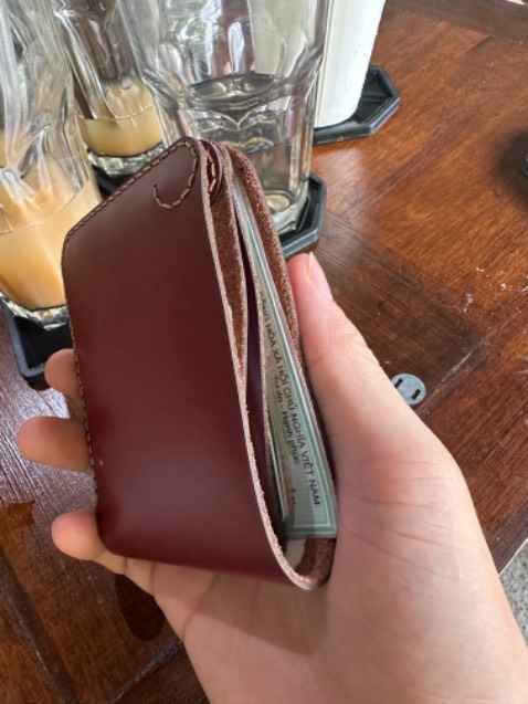 Nhìn mẫu mã đẹp, nhưng ko xứng đáng vs 600k. Bỏ chứng minh thư ko vừa, chỉ bỏ dc 4 cái thẻ là chật cứng ngắt. Nên cân nhắc