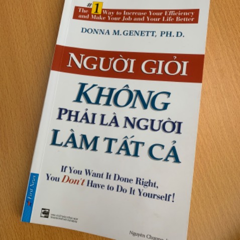 Mình mất 30’ để đọc cuốn sách này và dành cả buổi chiều còn lại để ngẫm về nó. Thực sự rất amazing các bạn ạ. Cuốn sách này không chỉ dành cho các nhà quản lý, mà dành cho tất cả mọi người. Dù là trong gia đình, trường học hay nơi công sở, ôm đồm mọi việc không phải là cách làm tối ưu. 
Một câu chuyện ngắn về cuộc đời của 2 anh em họ Jones và James, thông qua sự khác biệt trong cách quản lý của 2 người ở cùng một vị trí, tác giả đã chỉ ra cho chúng ta những sai lầm mà đa số chúng ta mắc phải khi làm việc trong một tập thể dưới vai trò nhà lãnh đạo. 
Mình là một người rất dễ bị cuốn vào công việc, mình ôm đồm mọi thứ, và mình không tin tưởng để giao cho bất kì ai công việc mình đang làm (dù mình không phải nhà quản lý cấp cao gì cả đâu), mình thấy bản thân trong nhân vật James, và chính mình được Jones khai sáng. Để làm việc một cách hiệu quả, năng suất và gắn kết tinh thần đội nhóm hơn, mình cần thay đổi suy nghĩ cố hữu đó. Tác giả đã vẽ ra cho người đọc 1 kế hoạch, 1 trình tự không thể rõ ràng hơn để chúng ta có thể từng bước, từng bước chia sẻ công việc cho cộng sự, đội nhóm của mình. Nhờ đó có nhiều thời gian hơn dành cho bản thân, gia đình và cho những sở thích cá nhân. 
Cuốn sách nên đọc dù là bất kì ai ở bất kì lĩnh vực nào. Nếu như bạn có tham vọng để trở thành một nhà quản lý tương lai, thì cuốn sách này là một trong những cuốn sách gối đầu mà bạn nên có!
Thương gửi bạn một vài đoạn trích, mong sẽ có ích cho sự lựa chọn của bạn.