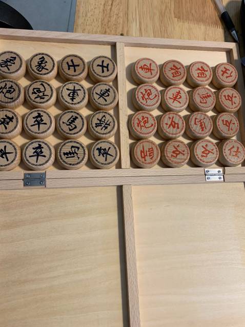 Đã nhận được hàng. Hàng y như trong hình. Đã nhận được hangdg. Bộ cờ đẹp như hìn.
Quân cờ gỗ đục đẹp, bàn cờ gỗ ép nhưng rất chắc chắn khung ốp đầy đủGiao hàng nhanh, sản phẩm đẹp, khá ưng ý.. Tôi hài lòng với vộ sản phẩm này, Mùi gỗ thơm thơm mộc đánh quân kêu tanh tách vui tai