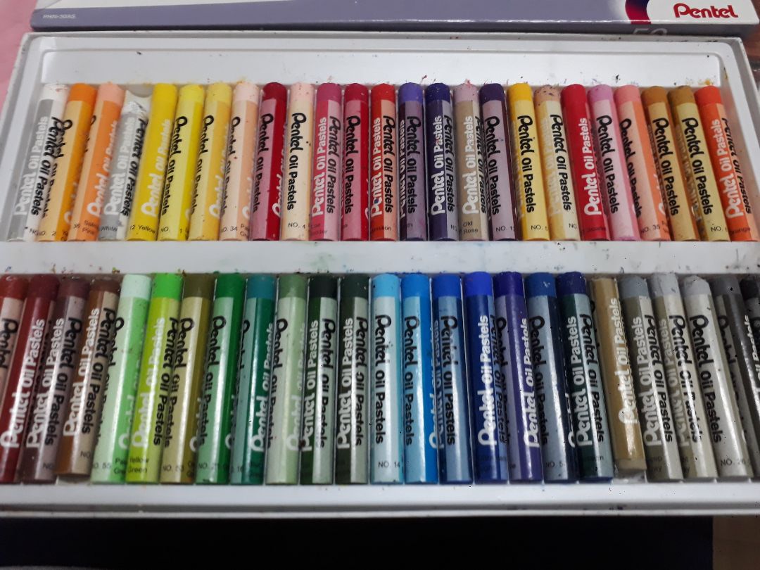 nhìn hình thì mình nghĩ cây màu sẽ khá to cầm vừa tay nhưng mua về thì nhỏ hơn mình nghĩ, nhưng được cái chất màu khá tốt tô êm, mình thử vẽ 1 bức thấy lên màu cũng xinh