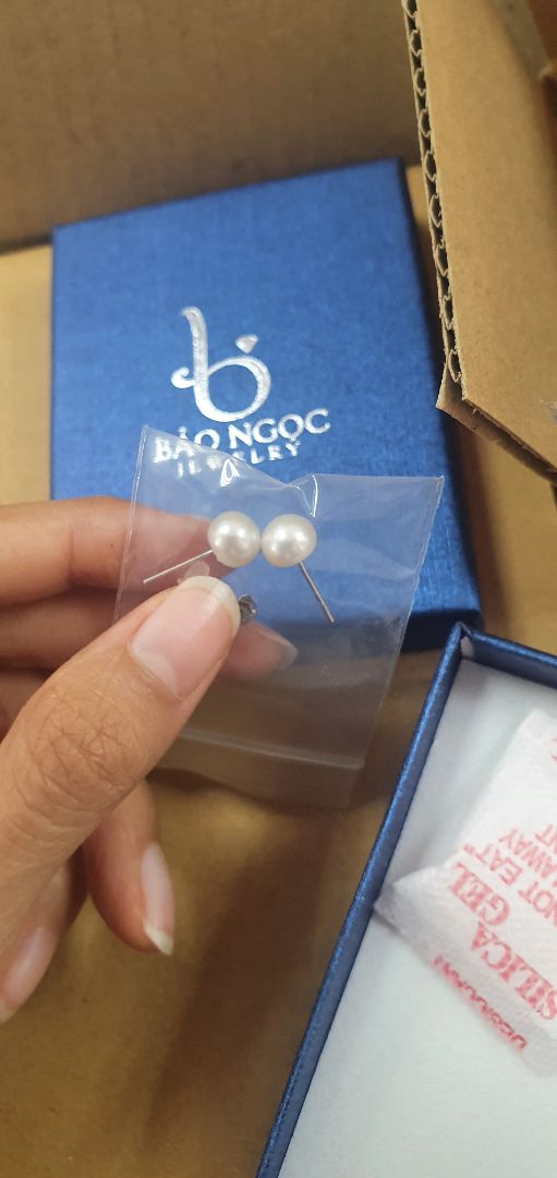 sản phẩm giao nhanh, có hộp lịch sự. góp ý là nên gắn bông tai vào mút cố định để nhìn sang hơn là để túi nylon