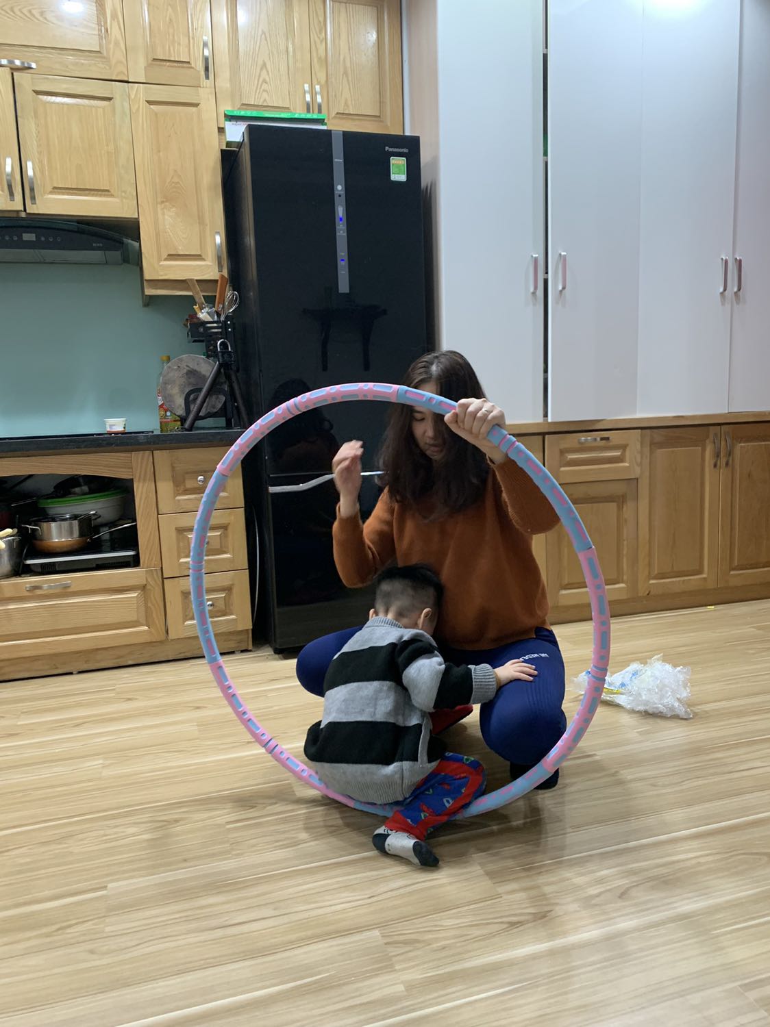 Ok luôn nhé, vòng lắc rất êm và thoải mái, độ nặng vừa phải đu chưa cho thêm gạo vào trong.. mua cho mẹ mà cu con còn thích hơn cả mẹ :))