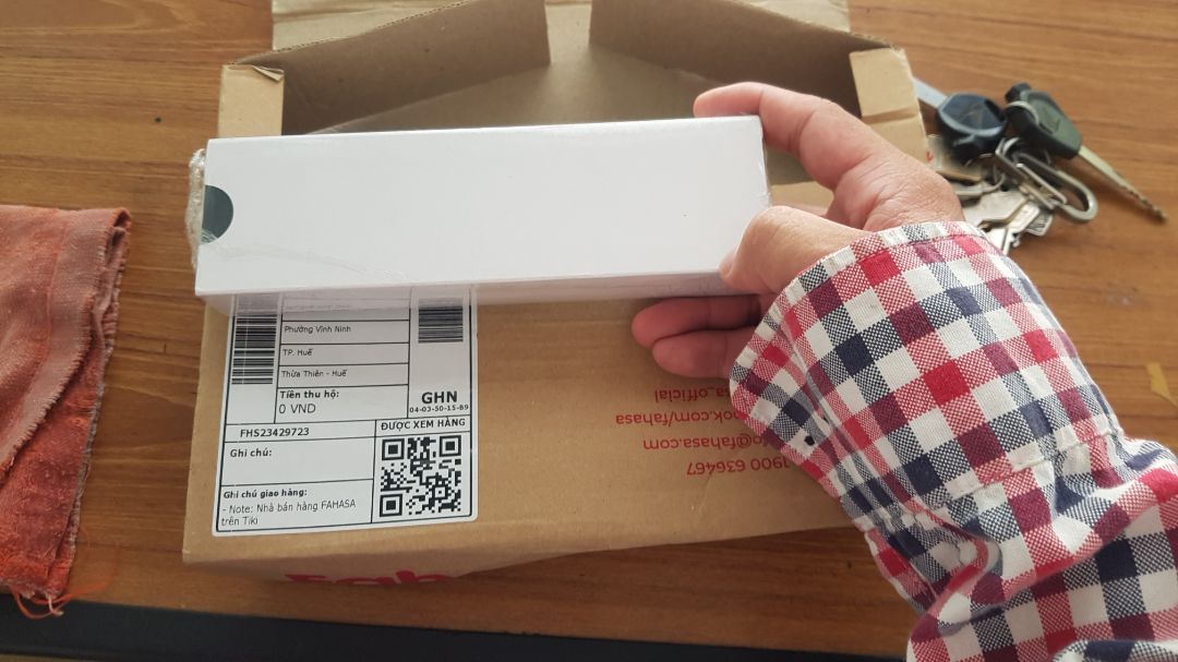 nhìn cũng ổn. màu không đẹp như trên hình. nhưng làm quà tặng thì cũng đc. hàng giao nhanh. đóng gói tốt.