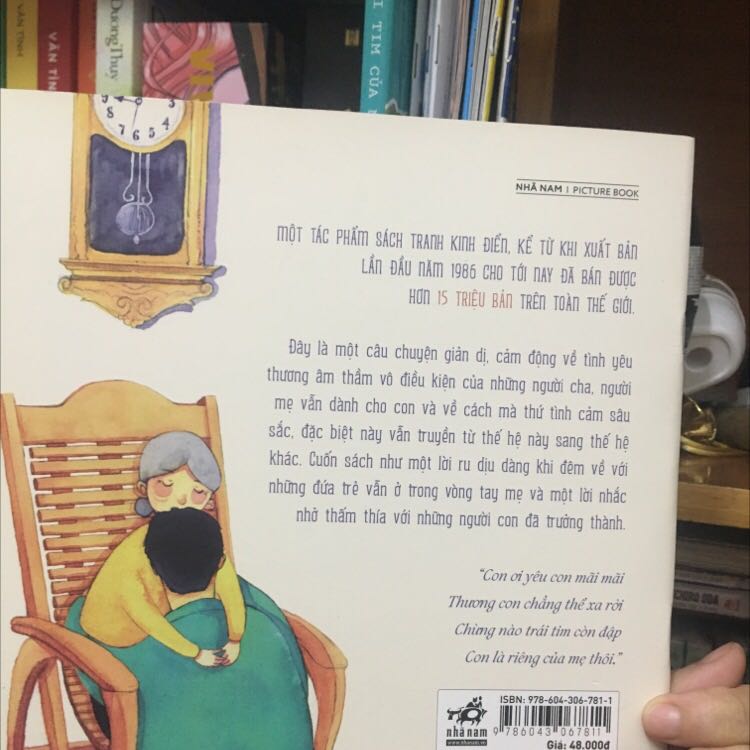 Tranh đẹp, lời yêu là cuốn sách này đây ạ.
Bé nhà mình thích lắm, tối nào trước khi đi ngủ cũng đọc cho con nghe, thế là con chìm vào giấc ngủ ☺️