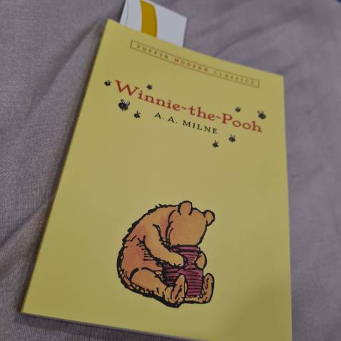 Đóng gói cẩn thận, chất liệu giấy và in ấn đẹp, mình làm trong ngành in nên cũng soi khá kĩ, bên trong mình thấy giá $7.99 nhưng mình mua chỉ 130.000 và có vẻ như là cuốn cuối cùng, cảm ơn Fahasa và Tiki