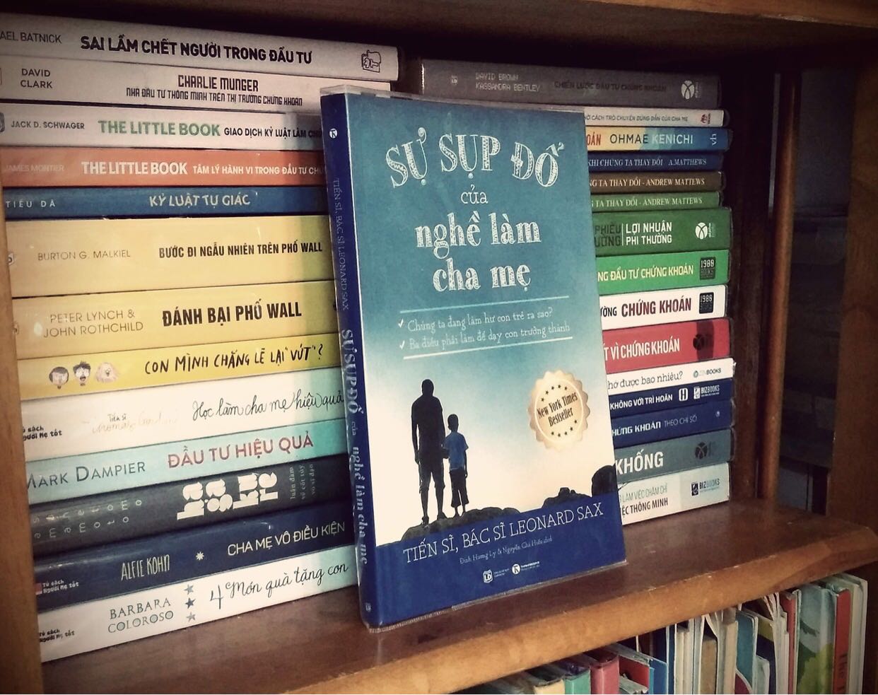 Tôi không đọc quyển sách này bởi vì ấn tượng với hình bìa, hay vì logo New York Times Best Seller, tôi cũng không biết tác giả Leonard Sax là ai... Tôi chỉ chú ý đến cụm từ NGHỀ LÀM CHA MẸ.
Là một người quan tâm nhiều đến việc giáo dục con cái nên tôi thường quan sát cách hành xử của bọn trẻ mỗi khi nhìn thấy chúng ở đâu. Tôi cũng thuờng chú tâm nhiều hơn khi nghe được những câu chuyện nói về con cái. Tôi chợt nhận ra rằng người ta không quan tâm đến con cái của họ nhiều bằng công việc (nghề nghiệp), và đó cũng là nội dung chính được nói đến nhiều nhất trong quyển sách này.
Sự Sụp Đổ Của Nghề Làm Cha Mẹ không phải là một quyển sách kỹ năng, dạy làm cha mẹ như đa phần các quyển sách khác trong chủ đề này, cũng không phải là quyển sách có nội dung mang tính quốc tế. Đây là tác phẩm của một bác sĩ tâm lý nguời Mỹ, viết riêng cho đất nước của ông, như một lời thức tỉnh những bậc cha mẹ và những người làm giáo dục của nước Mỹ, trước thực tại suy sụp của nền giáo dục nước nhà.
Trích lời tựa của người dịch quyển sách này , tiến sĩ Nguyễn Chí Hiếu "Khép lại chuyện Xứ Người, tôi cứ ngỡ mình đang đọc chuyện Quê Ta. Có thể một phần đang diễn ra nơi trời xa chưa "nhập khẩu" vào nước mình, nhưng cái mầm mống đã bắt đầu ló dạng. Nếu chúng ta không dè chừng, biết đâu có ngày chuyện xứ người sẽ được bê nguyên si thành phiên bản Việt. Để rồi từ đó, nhiều đứa trẻ sẽ học hành thất bại, nói chuyện xấc láo, cơ thể ì ạch, và cả tinh thần, tâm lý cũng ì ạch không kém. Chúng lớn lên đói văn hóa, thiếu giá trị và vô cùng mong manh, dễ vỡ trước cuộc sống vốn dĩ nhiều bão tố."
Quyển sách có mười chương, chia làm hai phần. Năm chương đầu tác giả nêu bật lên những vấn đề của thực tại mà trẻ em Mỹ đang mắc phải, cũng như những lầm lạc của nền giáo dục Mỹ: văn hóa thiếu tôn trọng của bọn trẻ đối với người lớn, tỉ lệ trẻ béo phì đã tăng gấp bốn lần kể từ 1970, ngày càng nhiều trẻ em bị chẩn đoán Rối Loạn Lưỡng Cực, Tăng Động Suy Giảm Chú Ý, sự tụt lại phía sau của học sinh Mỹ so với thế giới và cuối cùng là những đứa trẻ trở nên mong manh, yếu đuối và dễ dàng từ bỏ hơn.
Năm chương tiếp theo trong phần hai, tác giả đưa ra hướng giải quyết những vấn đề trong phần một. Không phải là những giáo điều theo kiểu “phải nghe tôi”, tác giả rất khéo léo hướng người đọc từng bước nắm được ý của mình. Đầu tiên ông phân tích điều gì là quan trọng trong việc giáo dục con trẻ, hay nói các khác, bạn phải biết mình đang làm gì. Tiếp theo tác giả đưa ra những ngộ nhận, những nhầm lẫn của cha mẹ trong quá trình nuôi dạy con cái và giải đáp cho những sai lầm này.
Ba chương cuối, cũng là ba điều cụ thể mà bác sĩ Leonard Sax - tác giả - muốn nói với các bậc cha mẹ:
• Dạy khiêm nhường. Khiêm nhường chỉ đơn giản là quan tâm đến người khác như quan tâm đến chính bản thân bạn. Khiêm nhường có nghĩa là lắng nghe khi người khác nói. Khiêm nhường có nghĩa là nỗ lực hết sức để khiến người khác chia sẻ quan điểm của họ, trước khi cố gắng bắt họ nghe vô vàn những ý kiến của mình. Văn hóa khiêm nhường dẫn đến lòng biết ơn, sự trân trọng và hài lòng.
• Hãy tận hưởng thời gian bên con nhiều hơn. Tất cả mọi người đều vội vàng, nhưng bạn phải biết rõ ưu tiên của mình là gì. Bạn phải dạy con ý nghĩa của cuộc sống.
• Mục đích chính của giáo dục là để chuẩn bị cho cuộc sống. Đi học không phải là để vào một trường đại học hàng đầu mà là để chuẩn bị cho cuộc sống. Các kỹ năng cần thiết để vào được một trường đại học hàng đầu, không giống với những kỹ năng cần thiết để thành công trong cuộc sống. Không có sự hướng dẫn kỹ càng từ cha mẹ, trẻ em và thanh thiếu niên dựa vào xã hội để được chỉ dẫn về những gì quan trọng. Và ngày nay xã hội Mỹ chỉ đề cao danh tiếng và sự giàu có. Trong văn hóa của Justin Bieber, Miley Cyrus, Kim Kardashian, danh tiếng, tiền bạc và vẻ ngầu ngầu là những điều quan trọng. Văn hóa chính thống đương đại đã và đang phá hoại uy quyền của cha mẹ để thực hiện nhiệm vụ của mình. Vì lợi ích của con bạn, bạn phải tạo ra một nền văn hóa khác ở nhà.