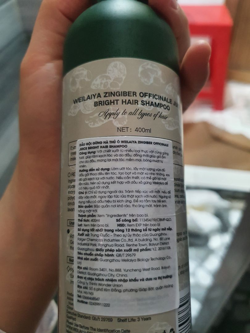 Giao hàng nhanh, tầm ngày rưỡi đã nhận được rồi. Sản phẩm được bọc gói cẩn thận, shop còn dán thêm HSD bên ngoài. Dầu thơm giống với lọ trước mình dùng, mới gội lại thấy đầu không gàu, tóc mềm mượt, mong sẽ bớt rụng tóc.