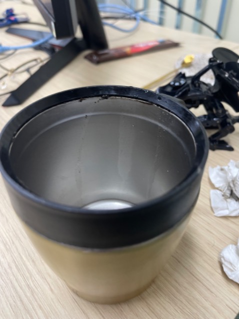 Dùng được thời gian. Nó bị giống xì nhớt chỗ viền nhựa với ly