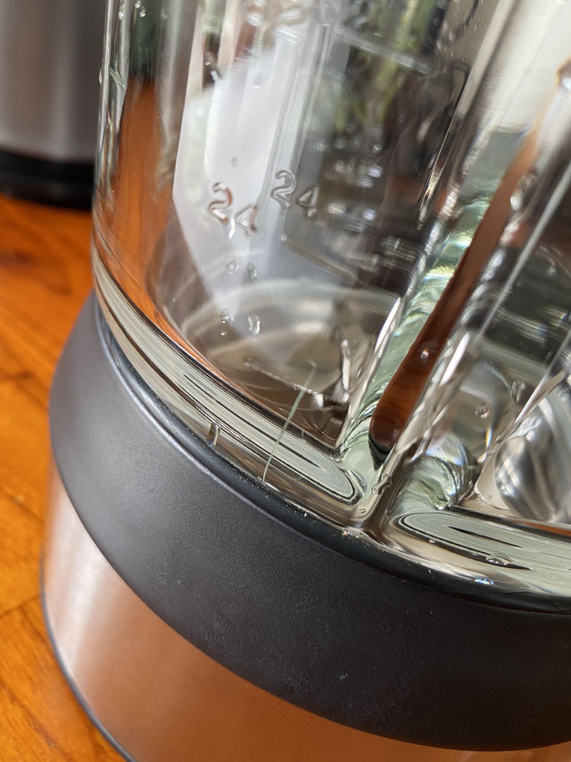 Máy gửi cho minh bị nứt 1 chỗ thi làm sao ạ? Cách đổi trả sao ạ?