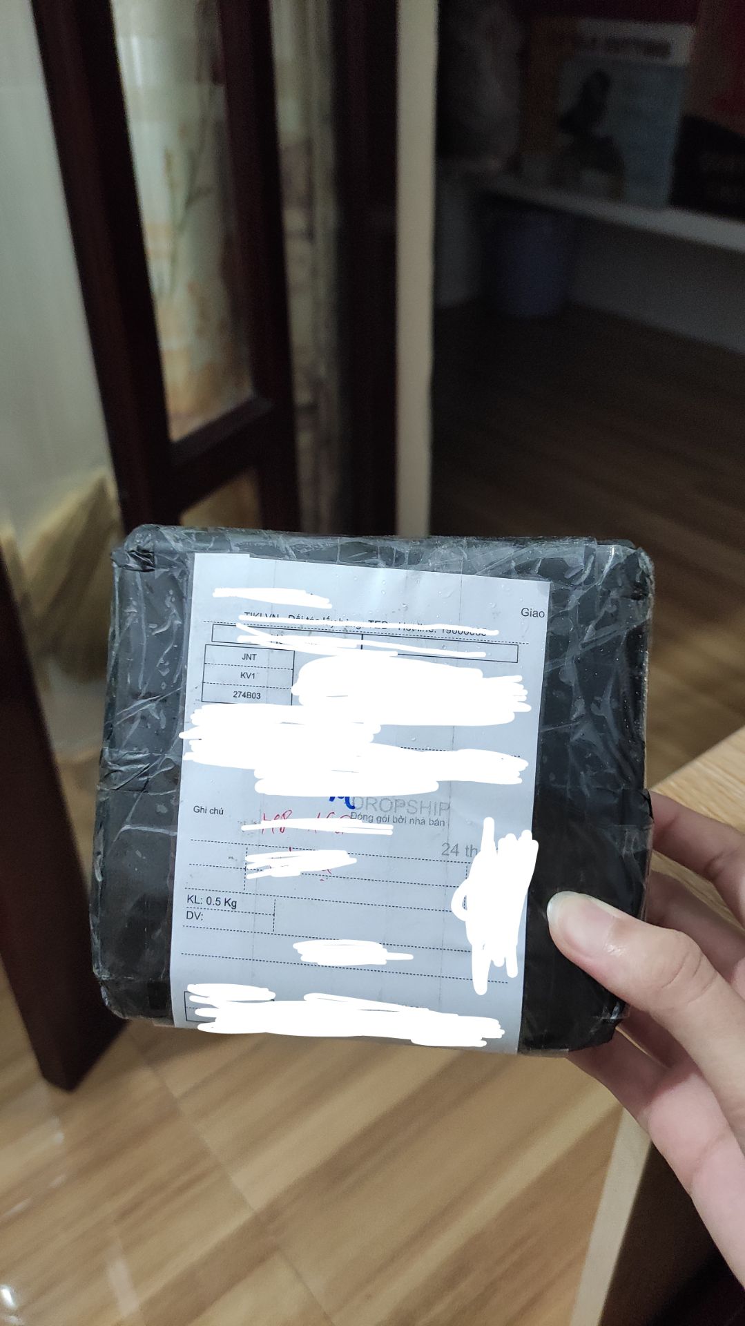 sản phẩm được đóng gói rất tốt, giao hàng rất nhanh, máy rất đẹp và phụ kiện đầy đủ, cảm ơn shop. Nhưng mặt sau của máy có 1 vết xướt nha shop ơi