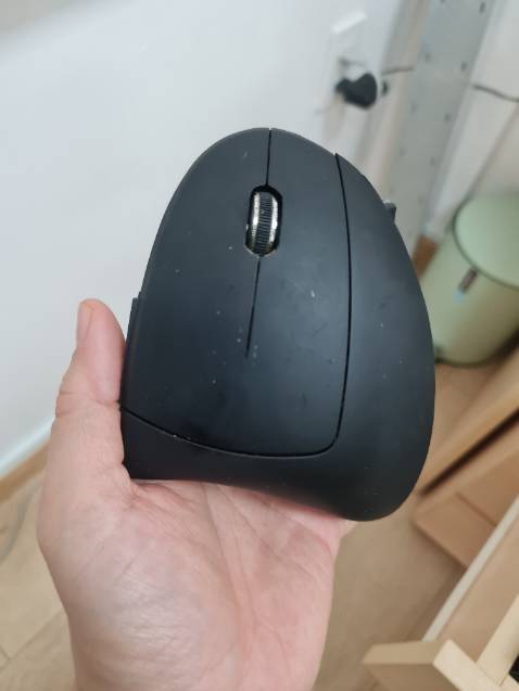 Chuột nhẹ, dễ di chuyển, và đúng là đỡ mỏi cổ tay. Chuột sử dụng dây sạc nên đỡ tốn pin. Tuy nhiên, sử dụng 1 thời gian thì có hiện tương "rơ", ko nhạy lắm và nhanh hết pin. Nhưng vẫn rất tốt so với tầm giá