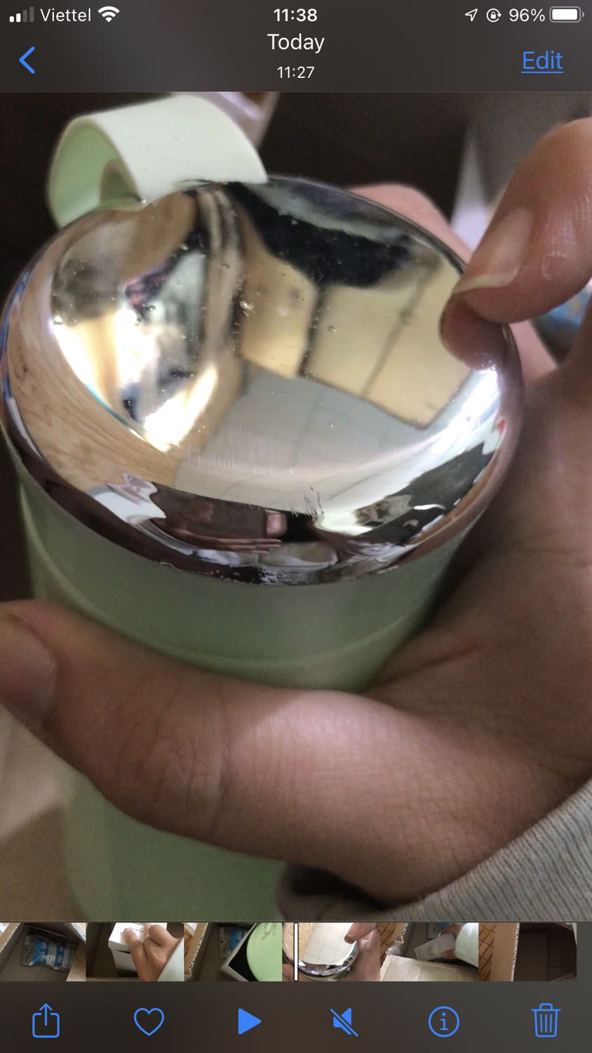 Lần đầu mua hàng ở Tiki mà thấy hàng bung béc ra hết cả hộp, gói hàng sơ sài đến nỗi mình còn k cần bốc băng dính cũng tự bung r. Quà tặng thì mình rất thất vọng. Bảo giao màu ngẫu nhiên thì chấp nhận chứ không chấp nhận quà xấu vỏ hư hỏng rỉ sét như nào cũng được. Mình đã từng mua và nhận rất nhiều gift từ các hãng nhưng quà của các bạn ấy vô cùng chỉn chu. Mình cực kì không hài lòng và mong các bạn Annessa cũng như Tiki đọc được đánh giá này để cải thiện dịch vụ tốt hơn.