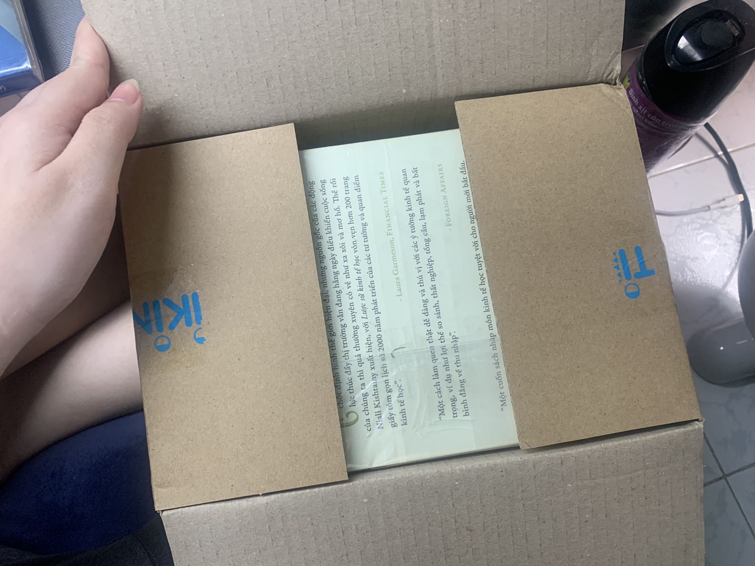 Chủ yếu sách nói về triết học phương Tây, không có triết phương Đông. Mỗi chapter nói về 1 trường phái tư tưởng. Hiện mình chỉ mới xem lướt nên chưa đánh giá hết được. Về chất lượng thì tốt, giấy đẹp. Nhã Nam làm sách rất đáng tiền mua. Chủ yếu sách nói về triết học phương Tây, không có triết phương Đông. Mỗi chapter nói về 1 trường phái tư tưởng. Hiện mình chỉ mới xem lướt nên chưa đánh giá hết được. Về chất lượng thì tốt, giấy đẹp. Nhã Nam làm sách rất đáng tiền mua.