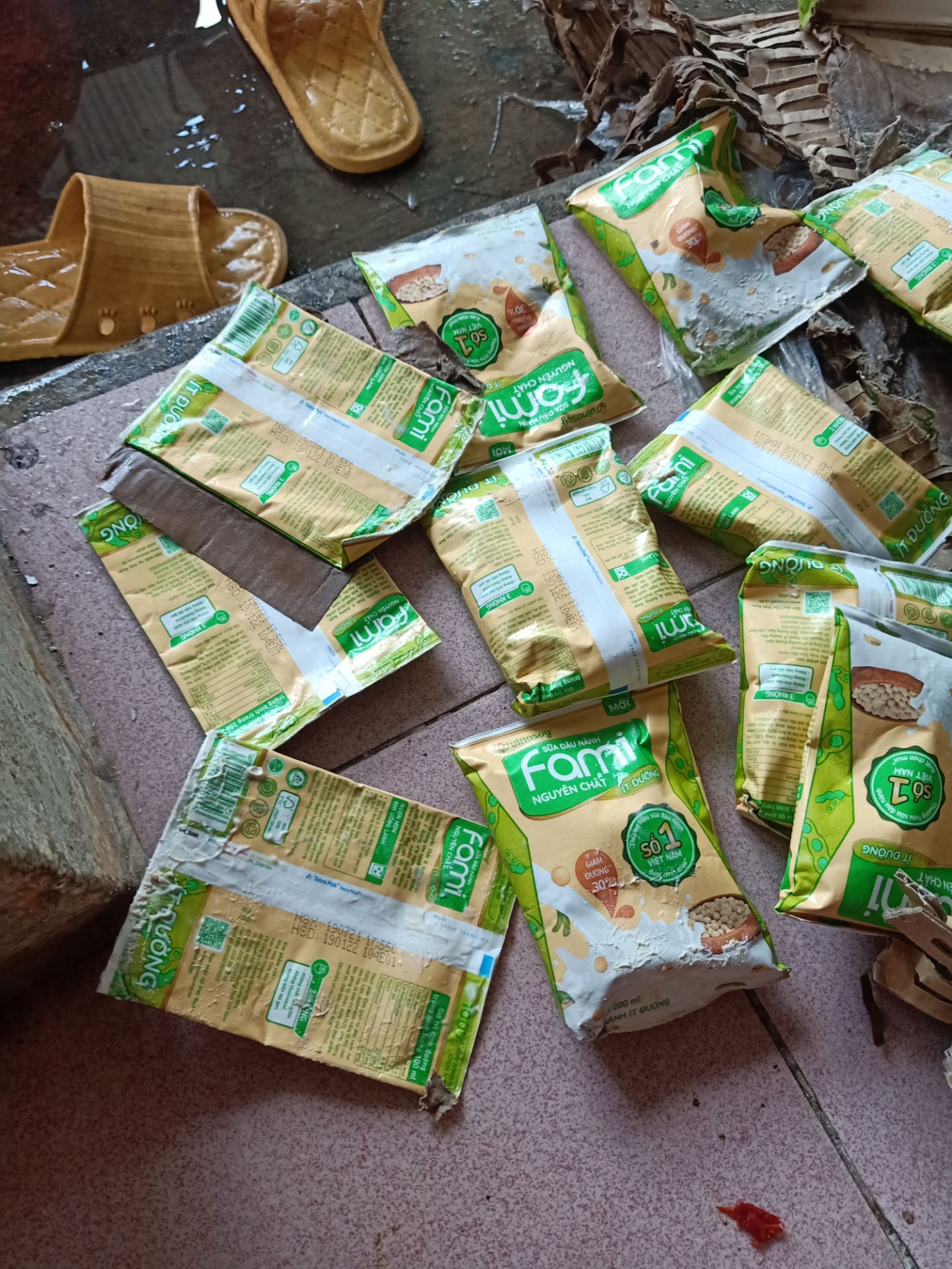 Nhận thùng sữa bất mãn dễ sợ, shipper nói trời mưa nên thùng hơi ướt xíu nha c, ok e ko sao, thông cảm đc. Nhưng lúc khui ra thì hỡi ôi, mùi vừa thiu vừa chua. Cái này là do bên vận chuyển mạnh tay quá nè nó mới ra nông nỗi zị, đổ hết 6 bịch sữa chảy lan ra mấy bị kia mh phải xịt nước rửa