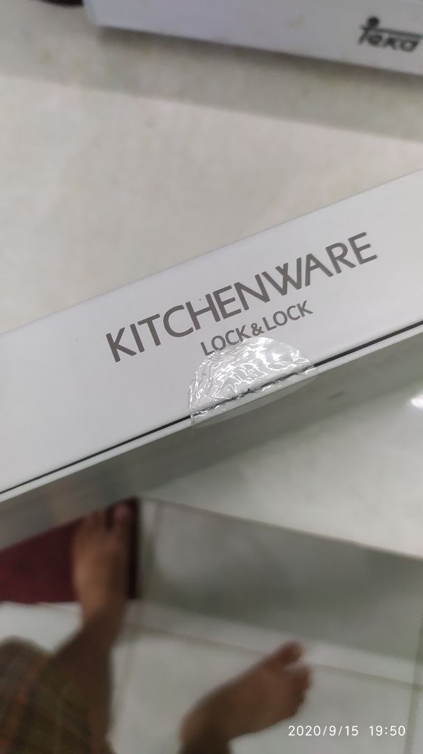 Hôm nay 15/09/2020, vì lý do việc bận nên cho đến nay tôi mới mở hộp sản phẩm tôi đặt tại trang ứng dụng. Khi mở hộp, tôi thấy phần tem niêm phong có dấu hiệu bị bóc, trong hộp con dao thái để không đúng khuôn và ko có bọc mũi an toàn, khi cầm lên kiểm tra tôi nhận thấy thân dao bị xước và lưỡi dao có vết mẻ răng cưa, lưỡi dao không bén đều. Tôi có căn cứ nghi ngờ sản phẩm của tôi đã bị tráo hàng và không đúng như quảng cáo. Tôi khiếu nại yêu cầu Tiki cho tôi câu trả lời chính xác cũng như bồi thường lại cho tôi bộ sản phẩm mới đúng như quảng cáo. Xin cảm ơn