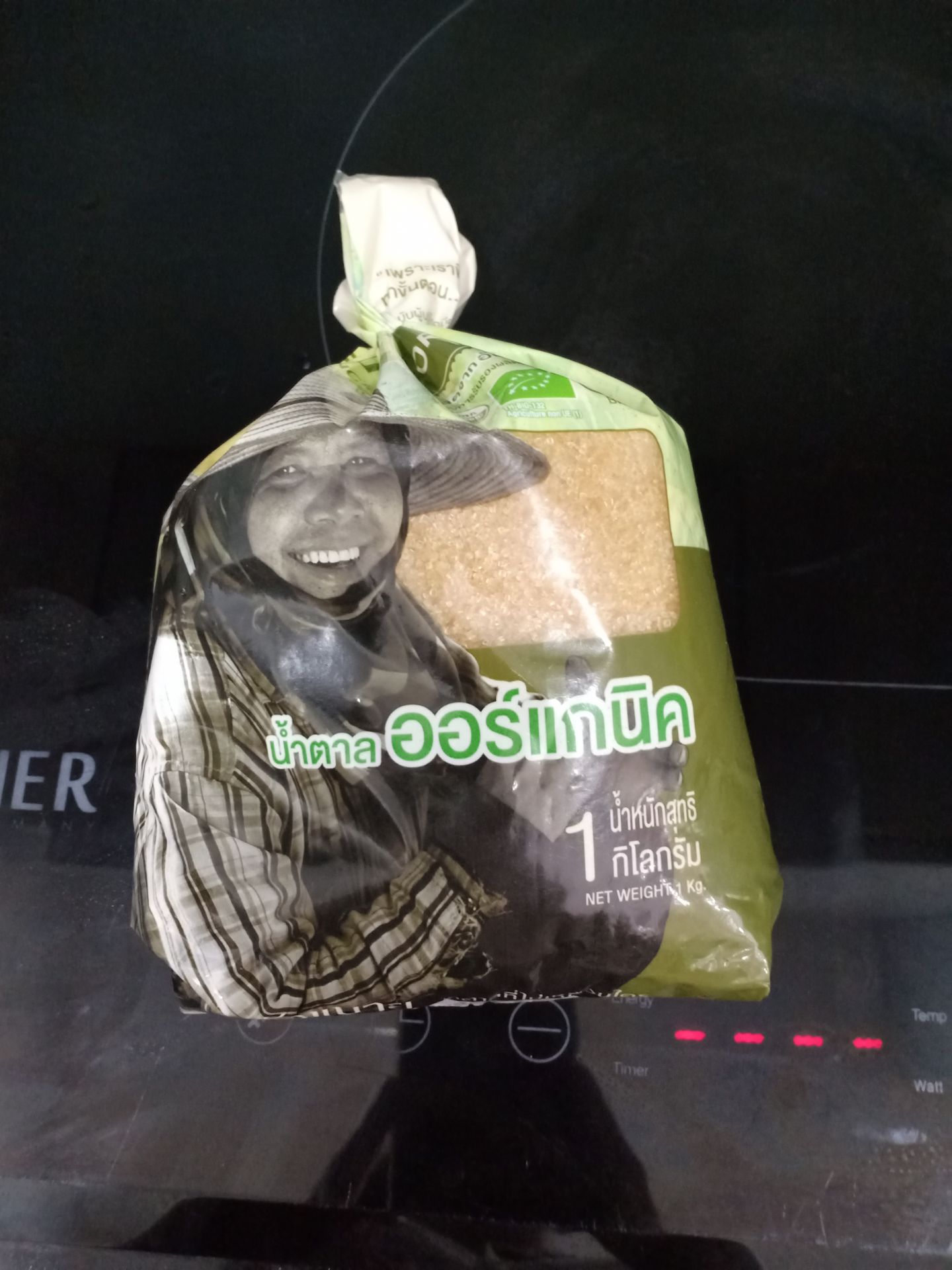 2 năm nay mình vẫn dùng loại đường này để ăn và chế biến.
Ưu điểm là giá thành rẻ so với đường hữu cơ, vị ngọt thanh, màu sắc đường cũng ok.
Nhà cung cấp lần này đóng gói bao bì rất cẩn thận, giao hàng nhanh.