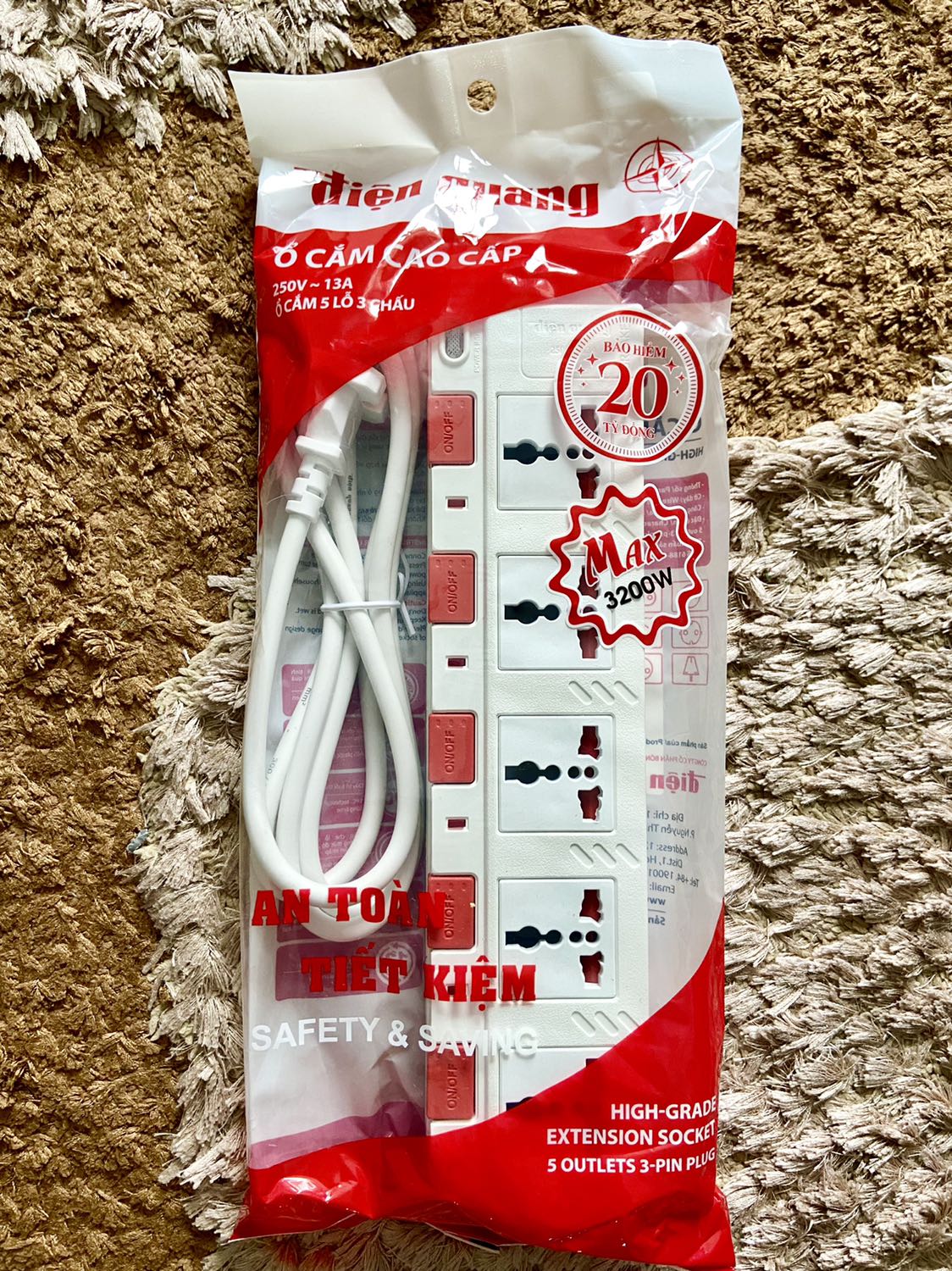 Ổ cắm điện rất tốt, giúp kiểm soát điện từng thiết bị và có ba chấu thuận tiện cho mọi thiết bị.