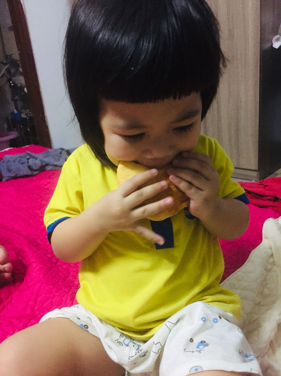 dùng sp tiết kiệm rất nhiều tgian cho m, dễ sử dụng, ( ko an toàn với trẻ nhỏ lắm vì dễ kéo ra vào quá nên để lên kệ bếp cao hơn tầm tay trẻ nhỏ) 
m để nồi nướng ko có gì cho bay mùi 1 lát lúc đầu tiên sd. các loại cá nướng, gà nướng, rang lạc, nướng nem, chả, nướng thịt... tiện cả làm nóng đồ, nướng bánh, làm ruốc... bé nhà m rất thích ăn bánh m nướng với nckd này. 
trước khi nướng nên ướp gia vị ngấm và chú ý ko nướng quá lâu hay để đồ nướng trong nồi sau khi đã chín lâu thực phẩm sẽ bị khô