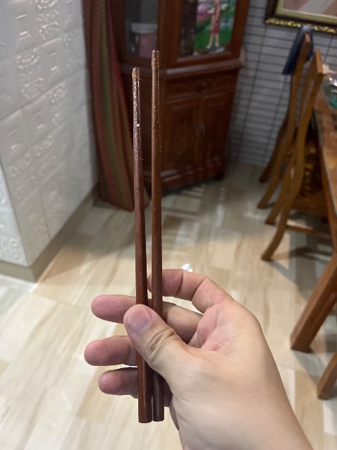 Đũa sạck, nhẹ, chắc chắn, lớp sơn khá tốt. Với giá tiền thì cũng tạm chấp nhận đc. Mình xài cho cả nhà cũng ổn.