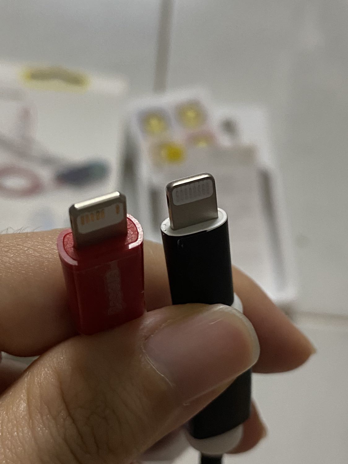 Giao nhanh, gói ổn. Xài đc 1 thời gian kèm củ sạc của Baseus luôn thì thấy ổn, sạc nhanh, có miếng dán giữ không rối rất tiện lợi, được tặng sticker và mã QR trên hộp để check chính hãng, mà chỗ đầu cắm lightning nó khác với cọng sạc đi kèm iphone, chỗ mấy vạch vàng (không biết gọi là gì) còn bị trống 1 vạch nữa làm mới đầu tưởng bị lỗi hay gì, cắm sạc thì thấy ổn và nhanh, để xài thêm thời gian nữa xem sao, nói chung là hài lòng