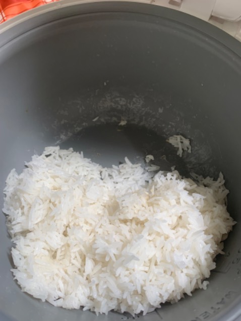 Mình nấu 1,5 cup gạo và cho nước đến mốc 2 cup của nồi thì cơm chín nhưng hơi khô tí, khoảng 15 phút là nhảy warm rồi, xà quần tí rồi ăn là vừa.
Để thử thêm nhiều nước hơn tí coi có bị lớp đáy như này nữa không.