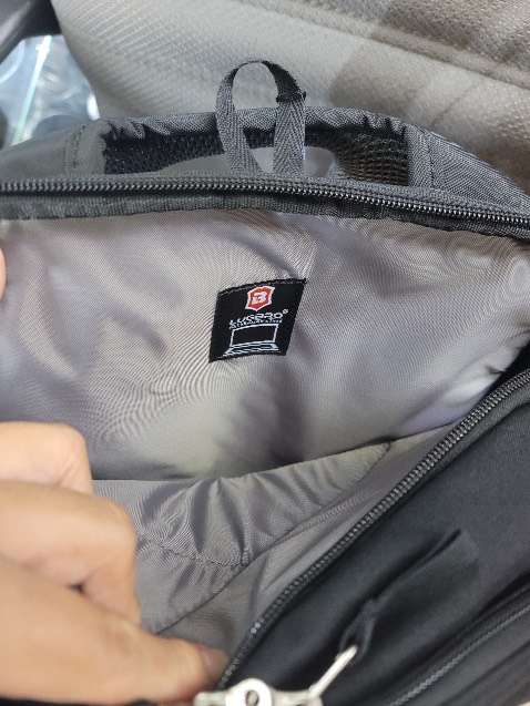 Balo chính hãng đẹp, chất liệu chắc chắn. Ngăn laptop có đệm sẵn, mình ko phải dùng thêm túi chống sốc nữa. Rất đáng tiền.